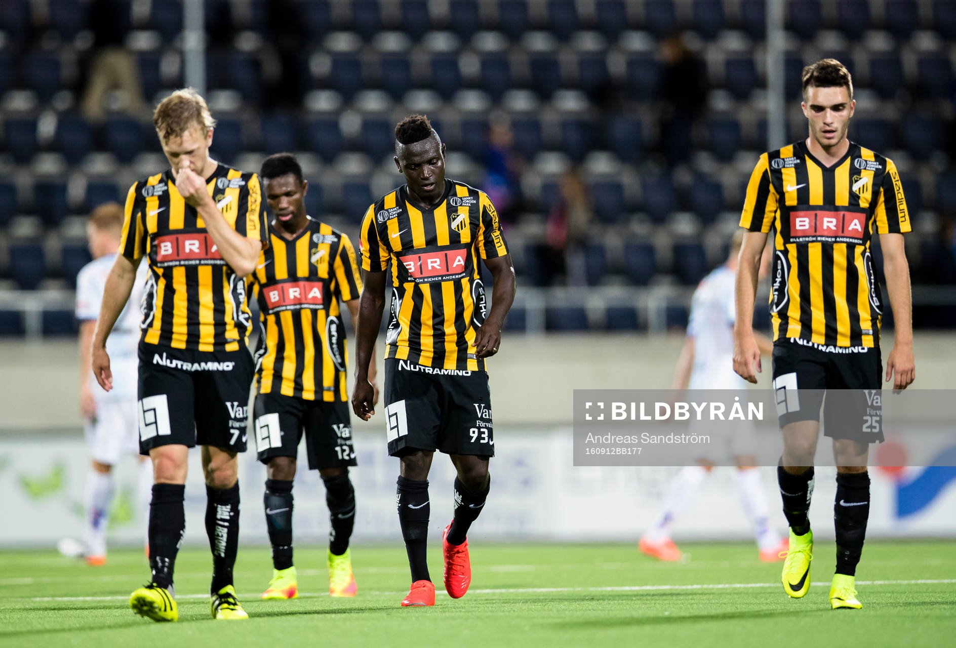 Häckens Alhassan Kamara (m) ser deppig ut bredvid sina
