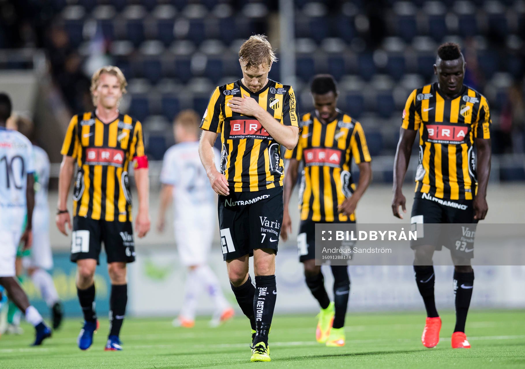 Häckens Rasmus Lindgren (närmast i bild) ser deppig ut