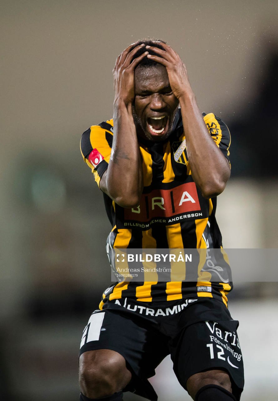 Häckens Mohammed Abubakari reagerar på en missad målchans
