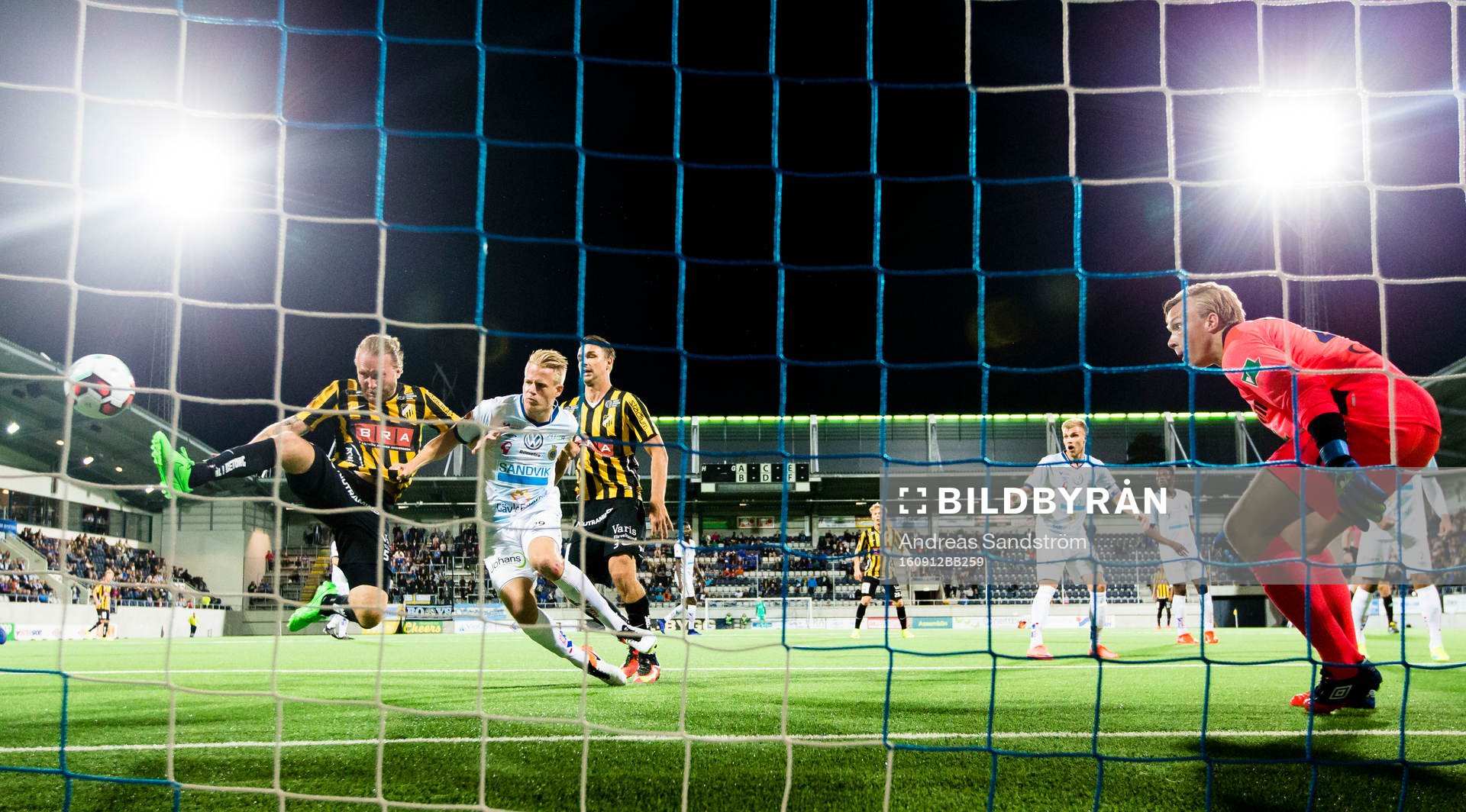 Häckens Emil Wahlström med en chans framför mål