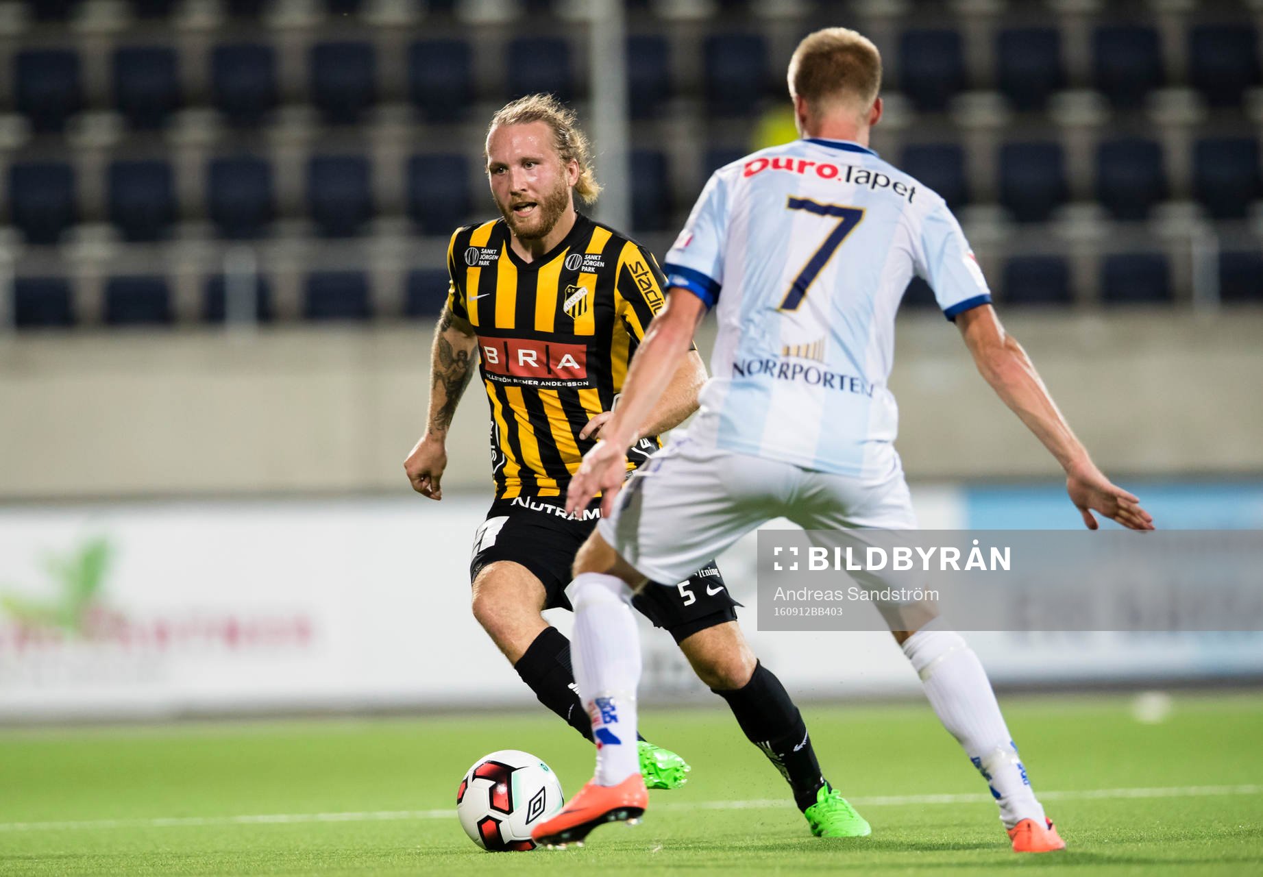 Häckens Emil Wahlström utmanar Gefles Robin Nilsson