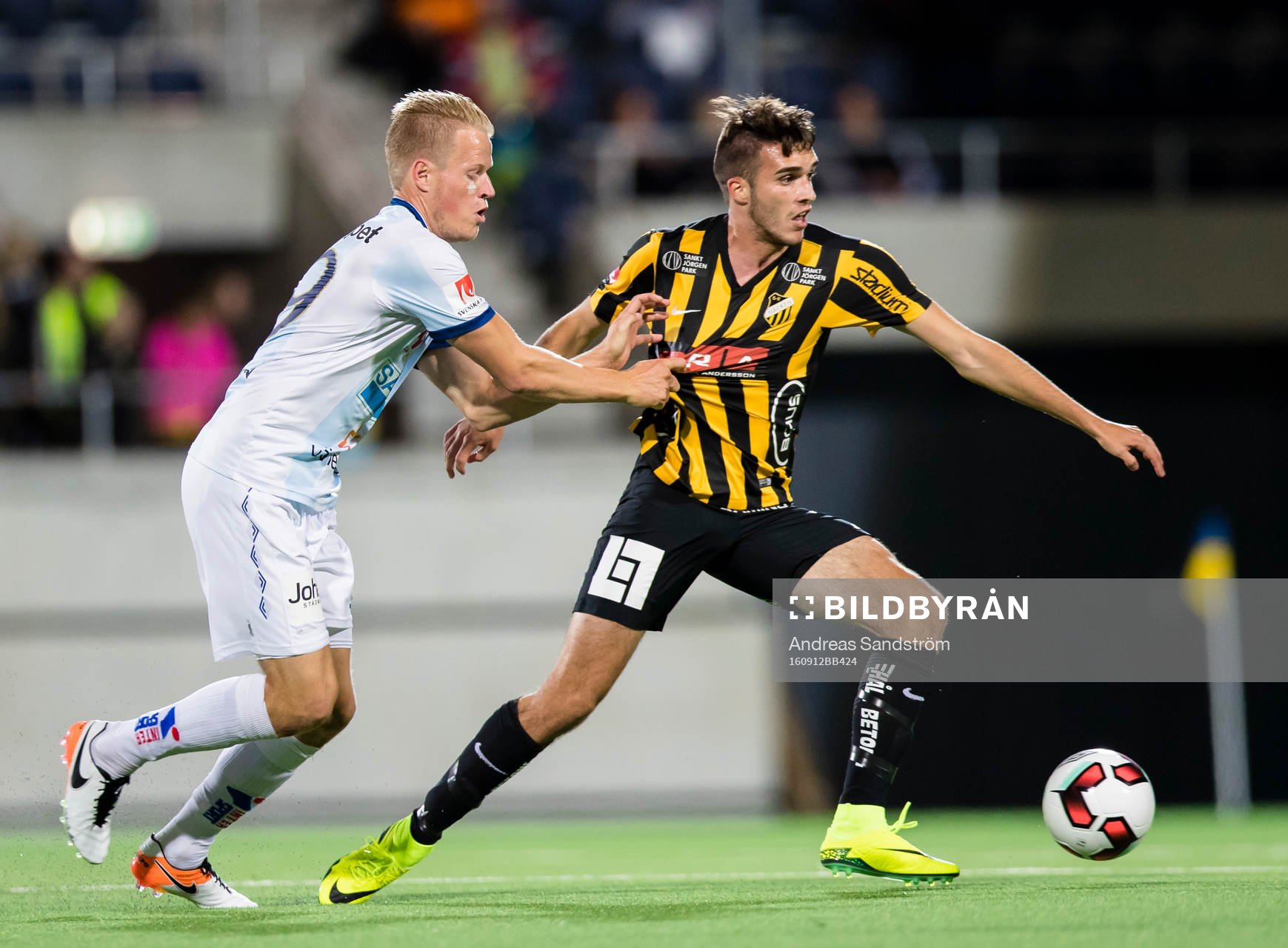 Häckens Jasmin Sudic i kamp med Gefles Martin Rauschenberg under fotbollsmatchen i Allsvenskan mellan Gefle och Häcken den 12 September 2016 i Gävle.