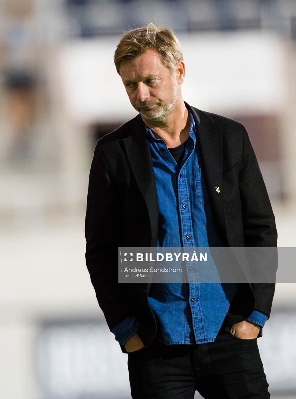 Häckens tränare Peter Gerhardsson ser deppig ut