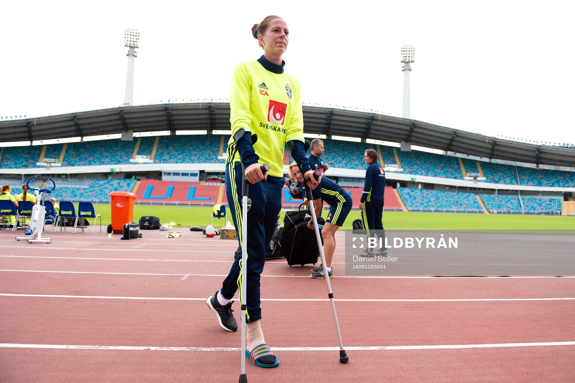Lotta Schelin på kryckor