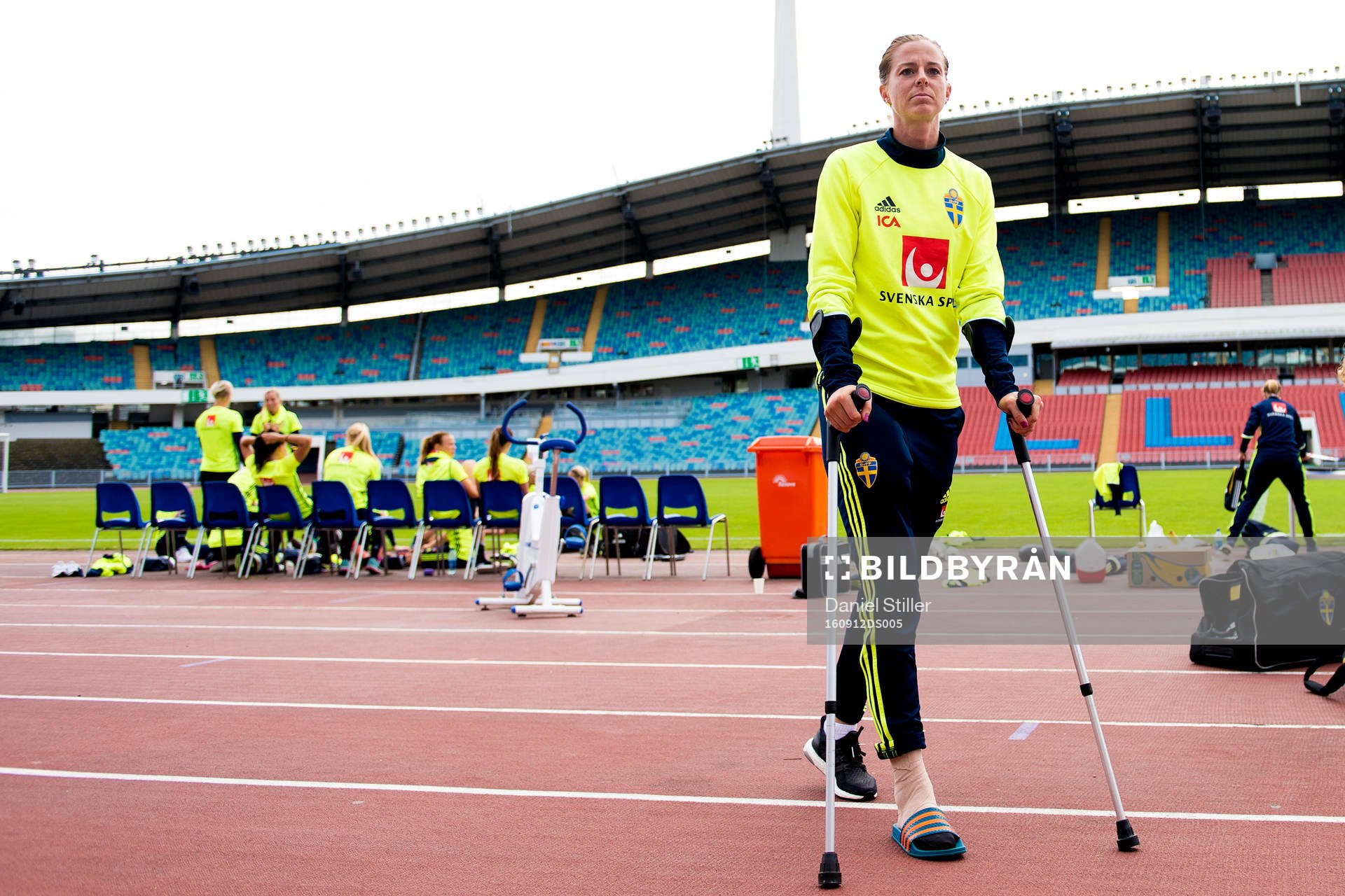 Lotta Schelin på kryckor
