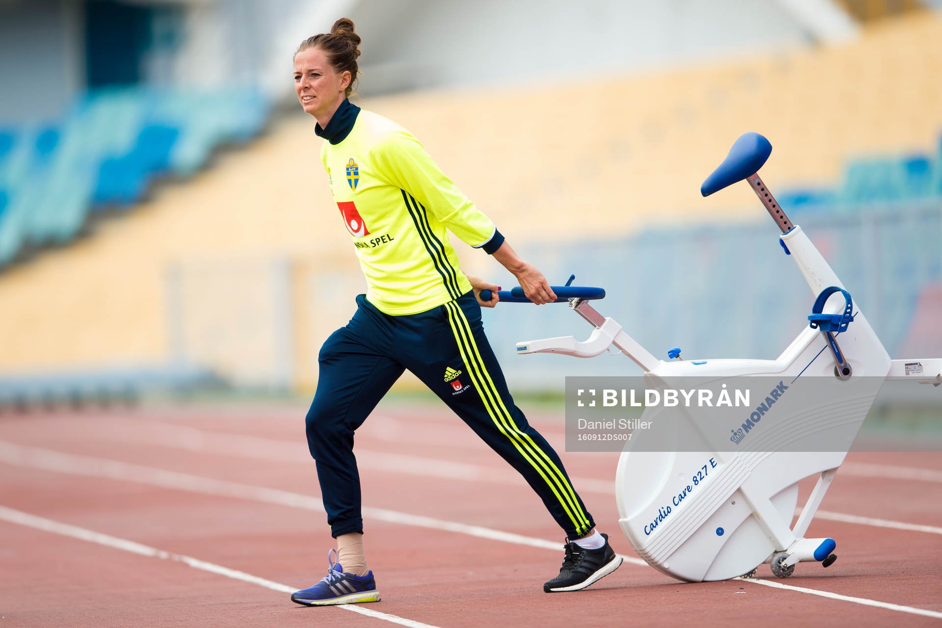 Lotta Schelin släpar på en träningscykel