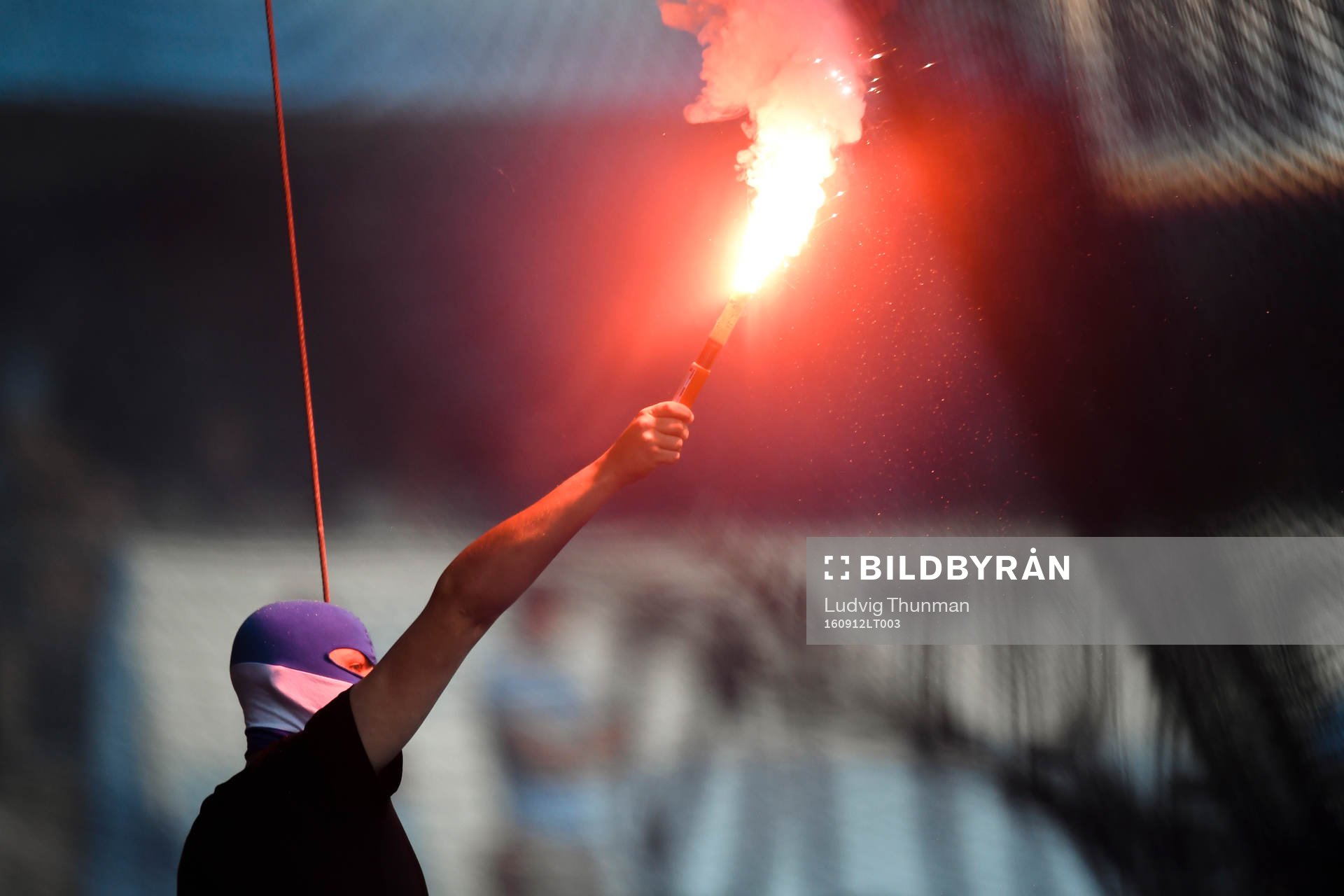 Supporter med bengal före fotbollsmatchen i Allsvenskan