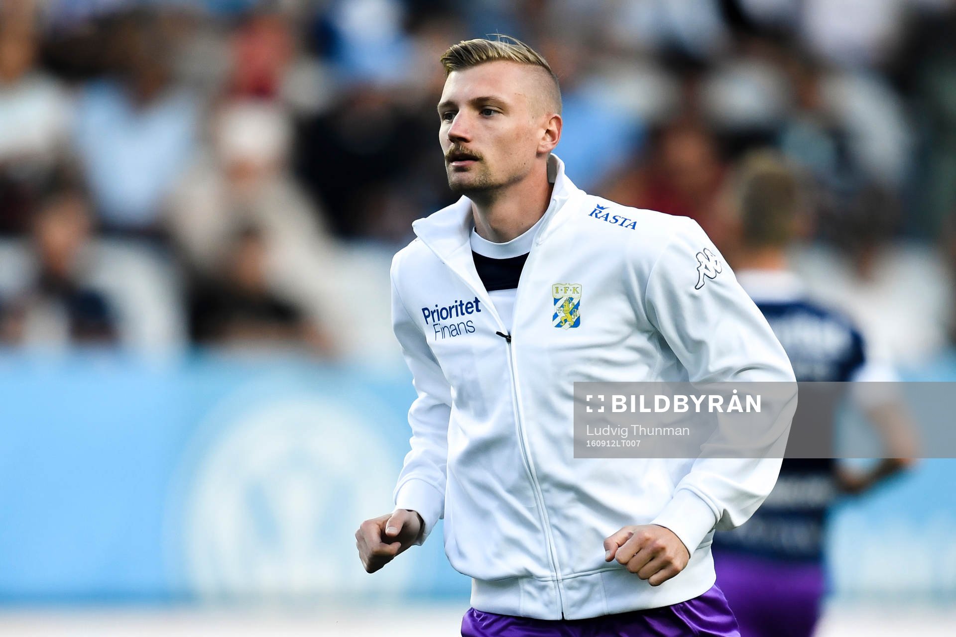IFK Göteborgs Sebastian Eriksson värmer upp före