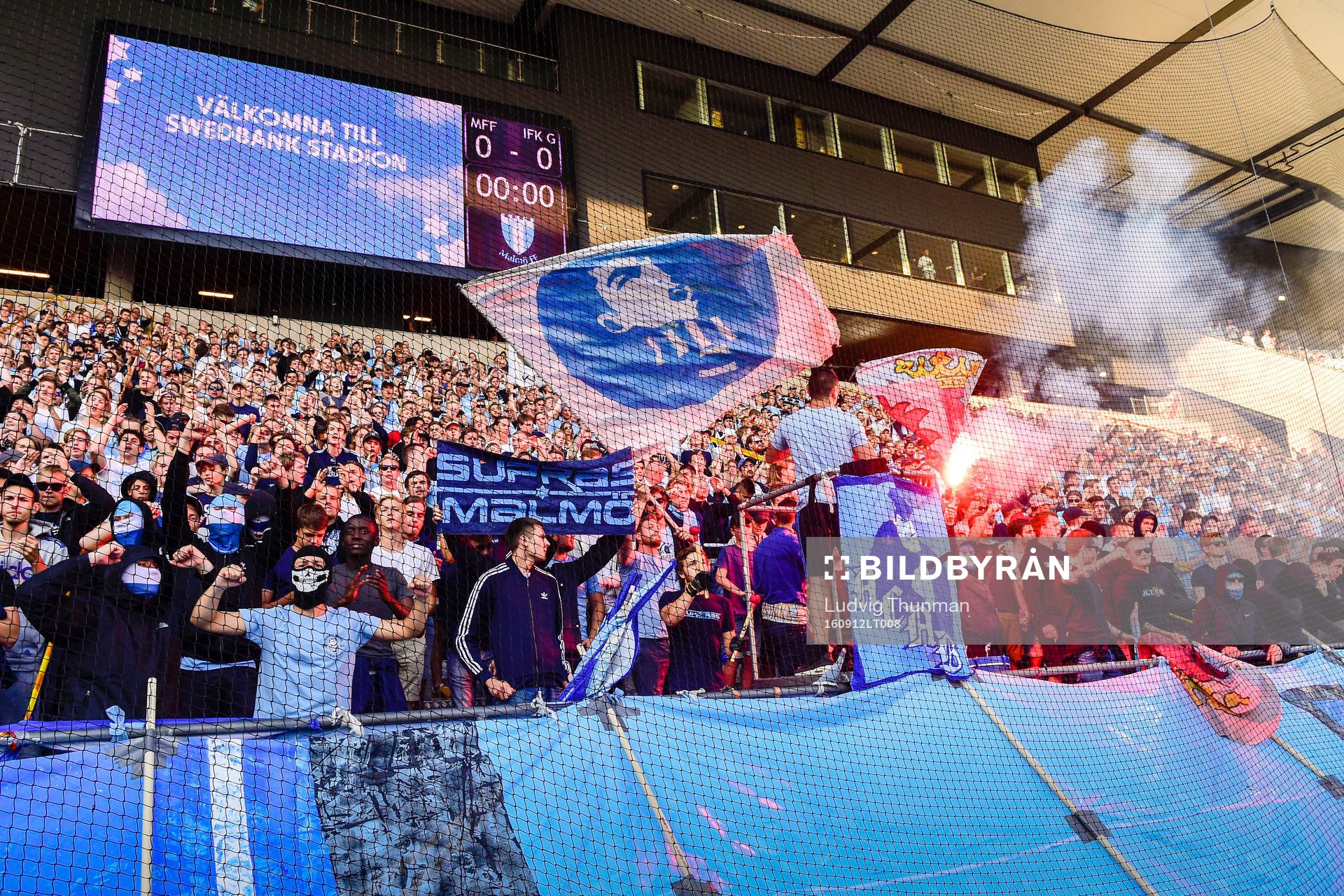 Malmö FFs supportrar med bengaler före fotbollsmatchen i
