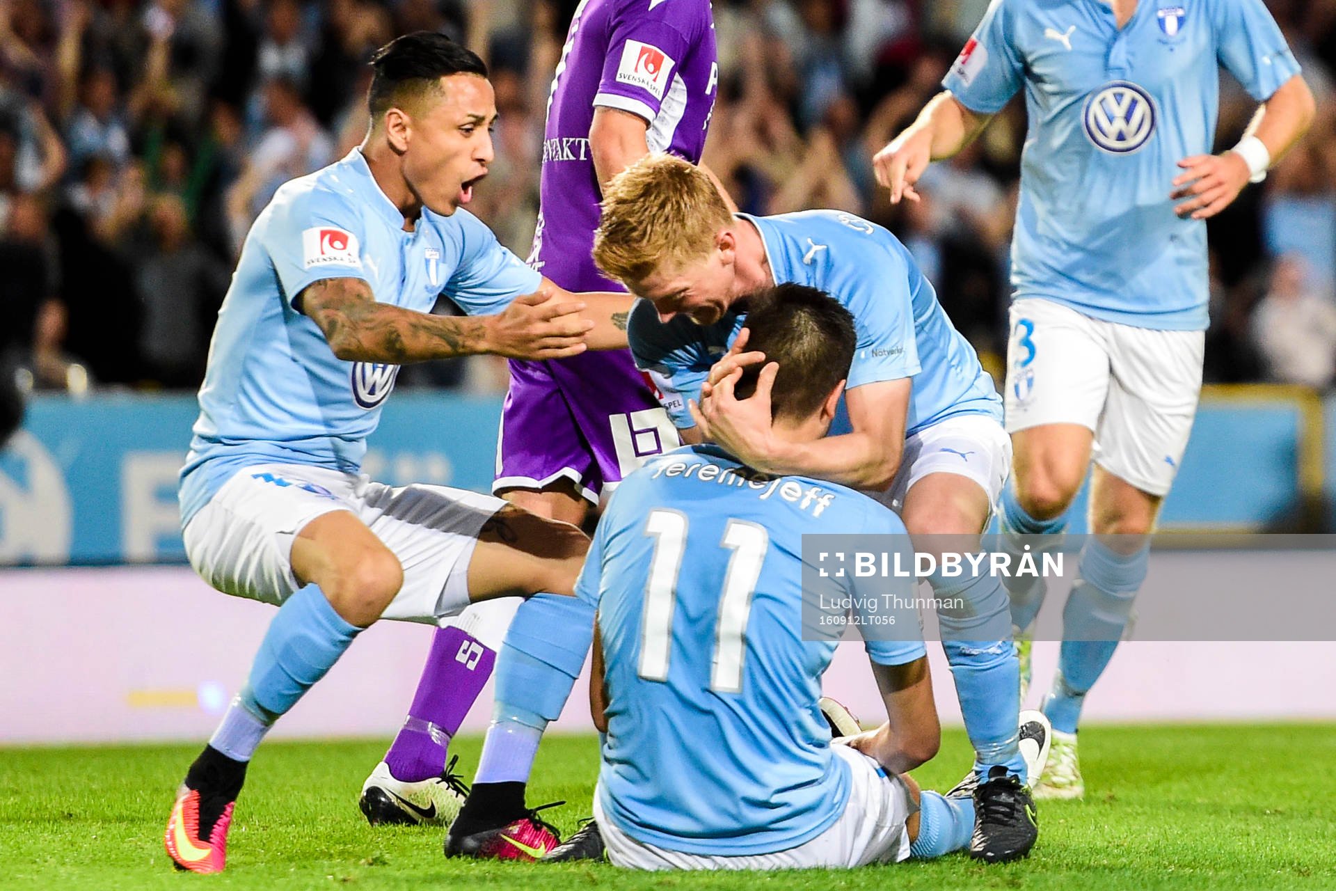 Malmö FFs Yoshimar Yotún, Anders Christiansen och Alexander Jeremejeff jublar efter 2-1 under fotbollsmatchen i Allsvenskan mellan Malmö FF och IFK Göteborg den 12 september 2016 i Malmö.
