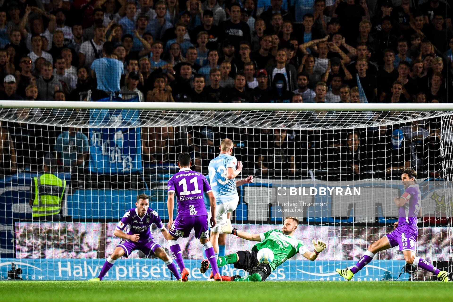 IFK Göteborgs målvakt John Alvbåge räddar skott från Malmö FFs Jo Inge Berget under fotbollsmatchen i Allsvenskan mellan Malmö FF och IFK Göteborg den 12 september 2016 i Malmö.