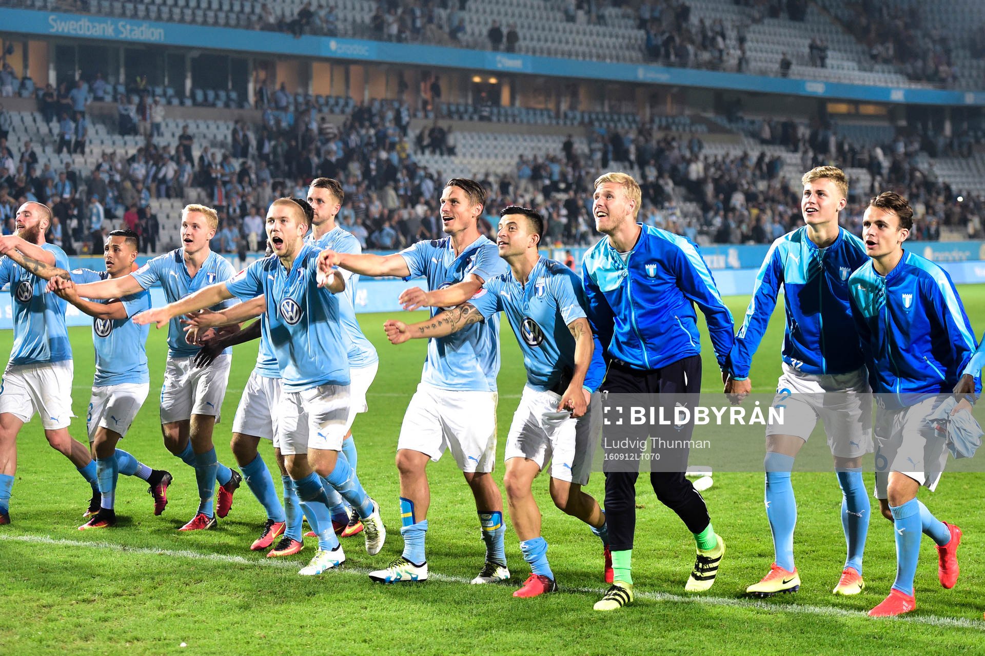 Malmö FFs spelare jublar efter fotbollsmatchen i Allsvenskan mellan Malmö FF och IFK Göteborg den 12 september 2016 i Malmö.