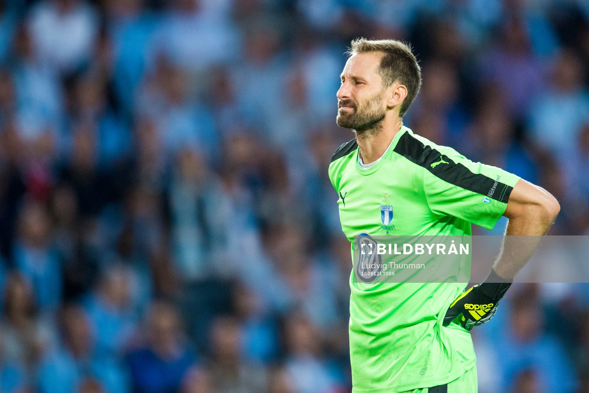 Malmö FFs målvakt Johan Wiland tar sig för ryggen och