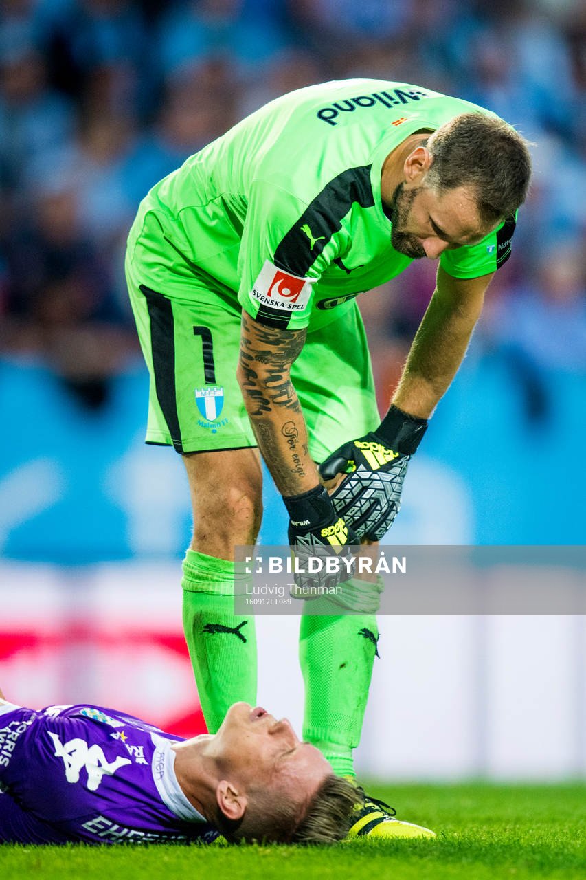 IFK Göteborgs Jakob Ankersen ses om av Malmö FFs målvakt