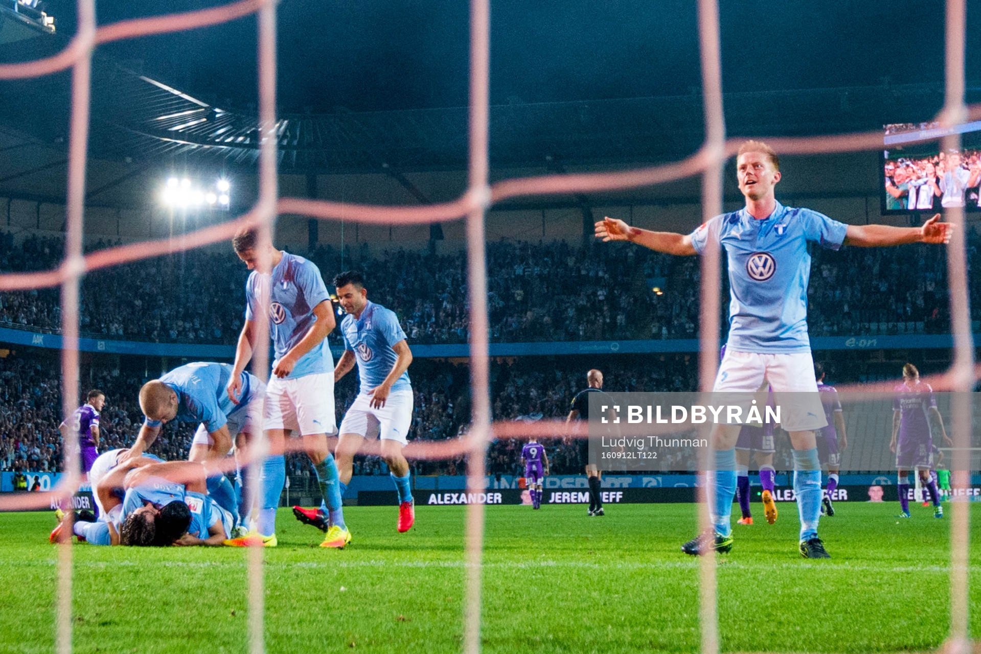Malmö FFs Anders Christiansen jublar mot klacken medan