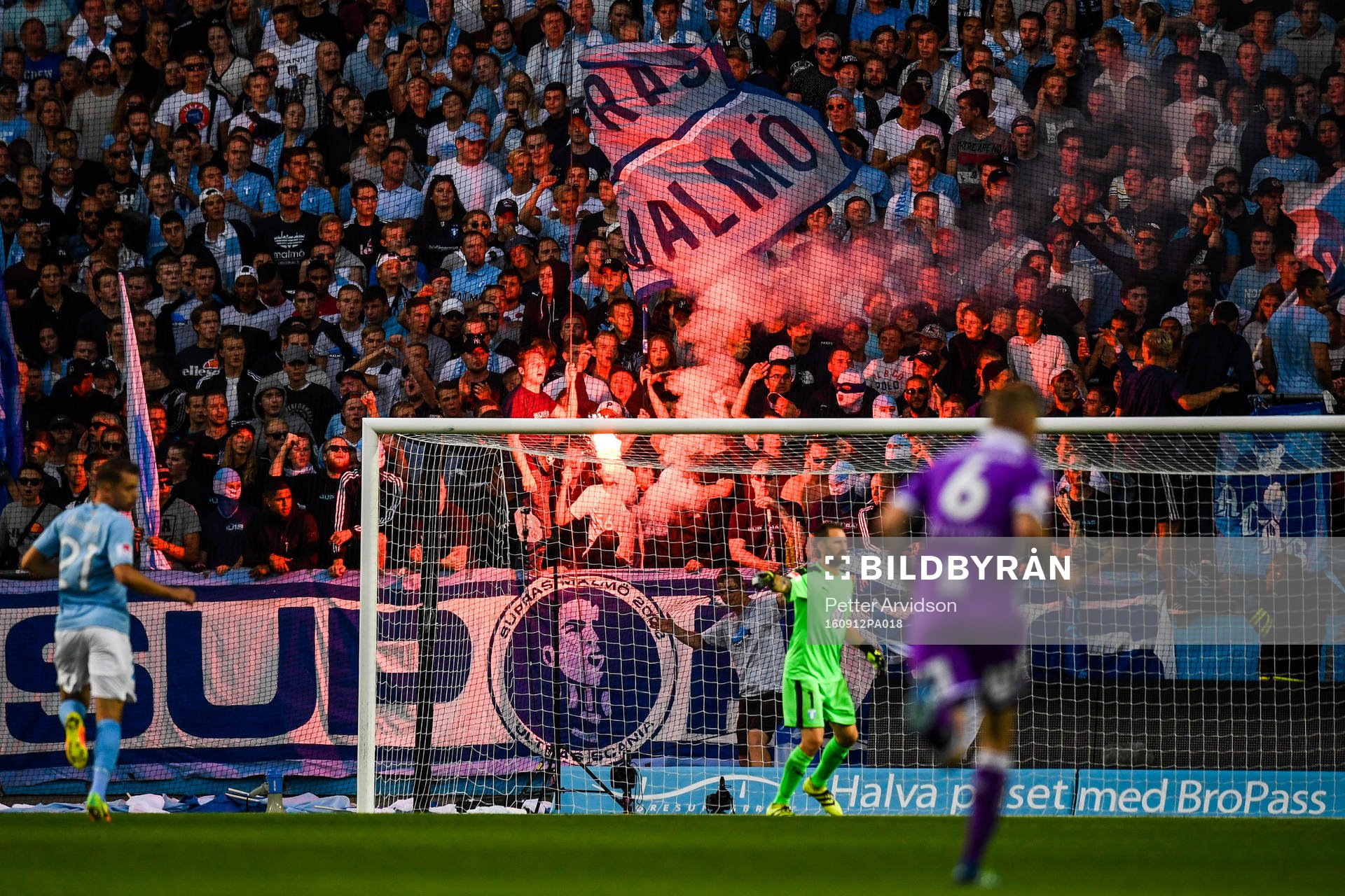 Malmö FFs supportar med bengaler