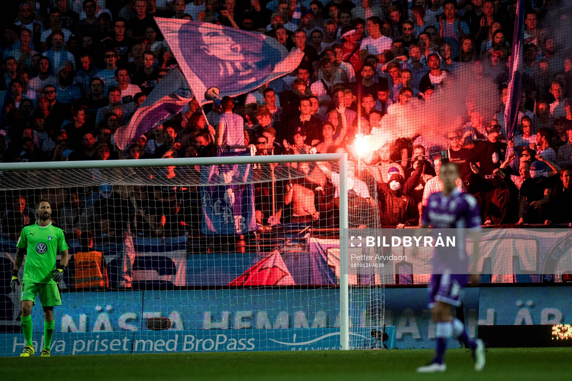 Malmö FFs supportrar bränner bengaler