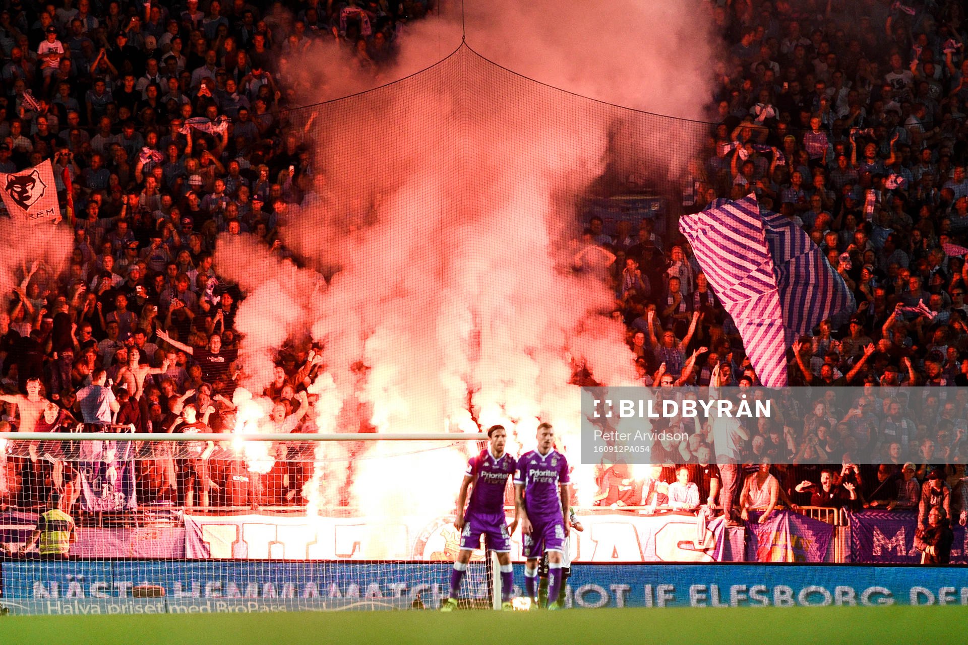 Malmö FFs supportrar med bengaler