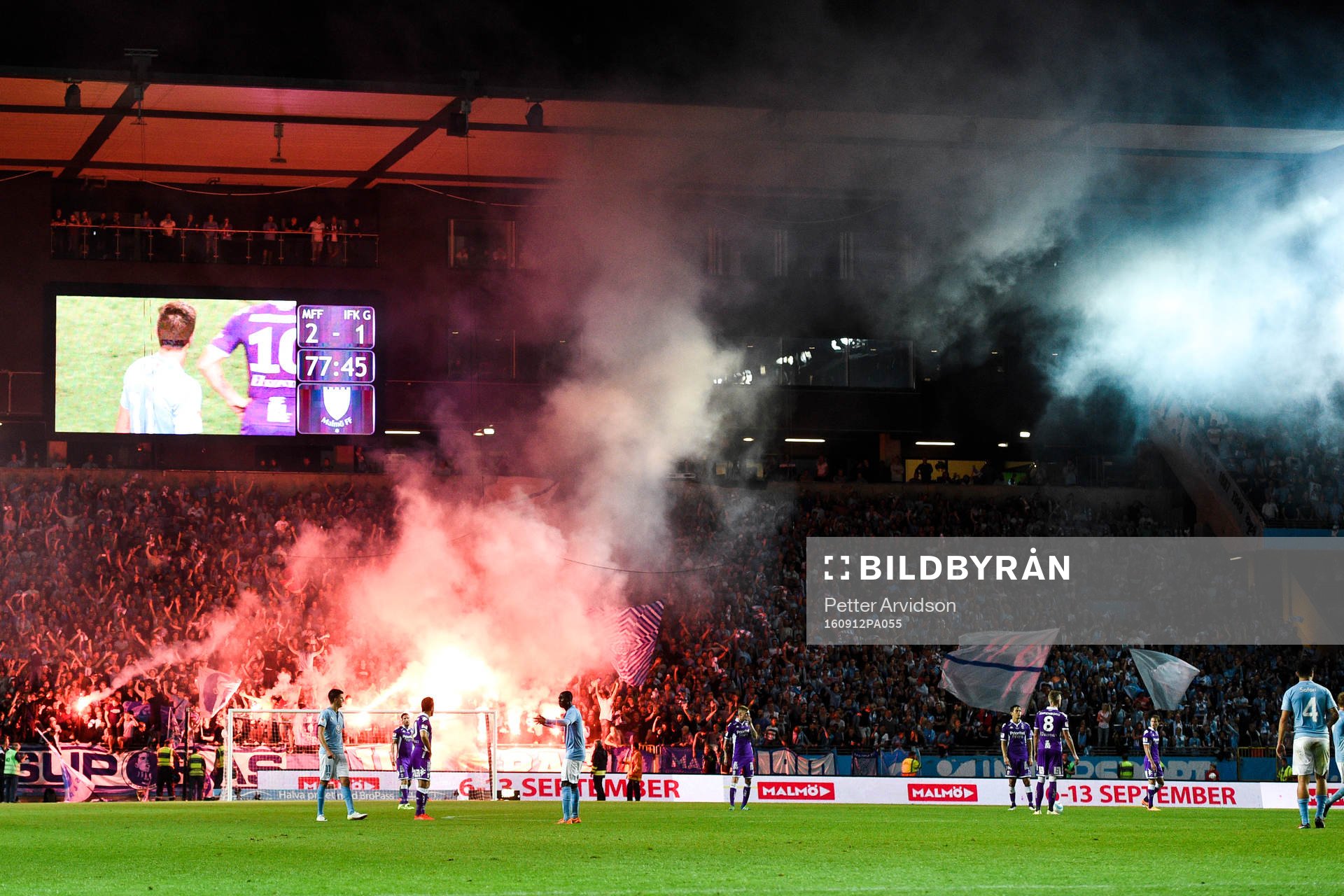 Malmö FFs supportrar med bengaler