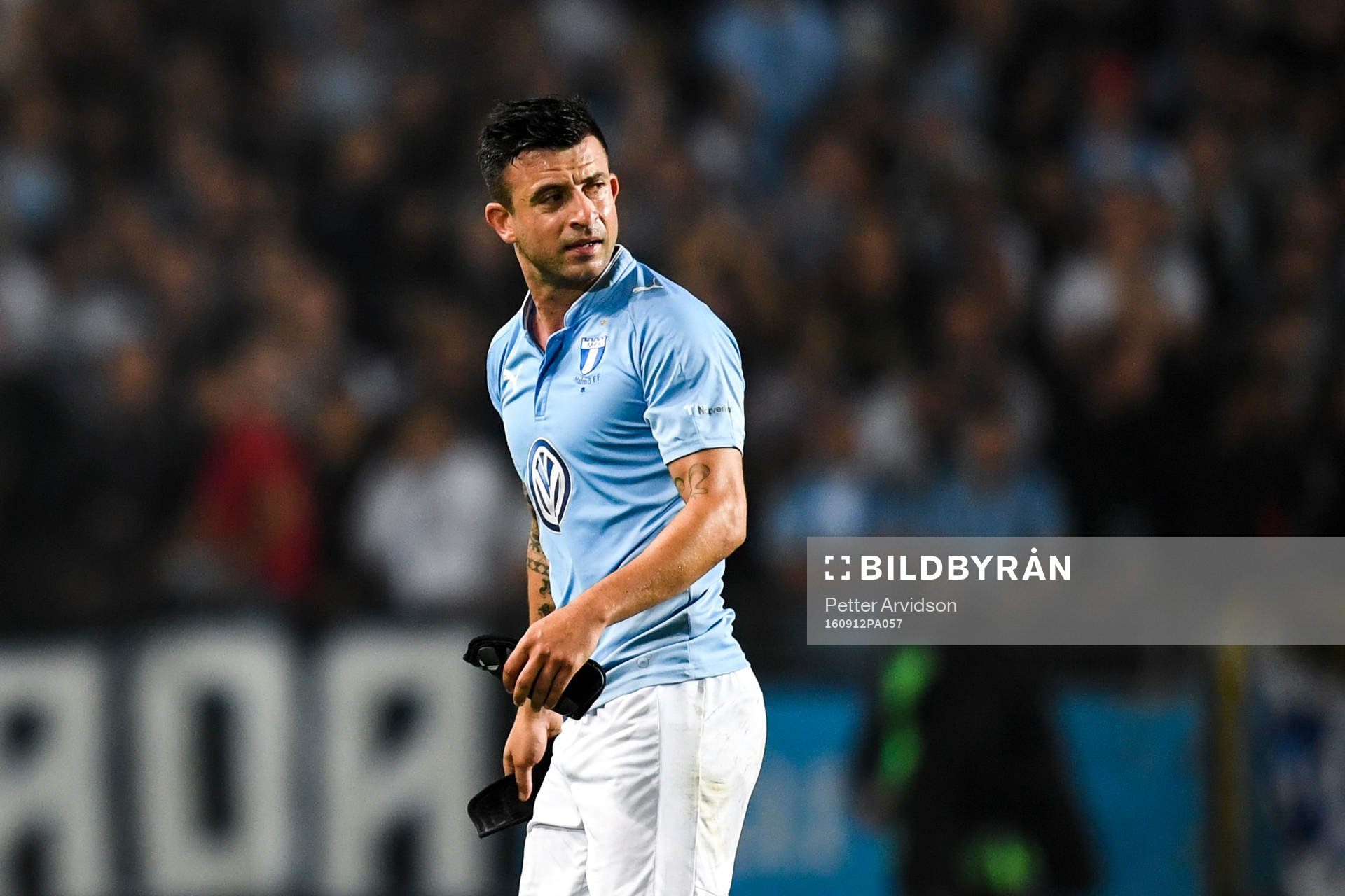 Malmö FFs Behrang Safari får rött kort