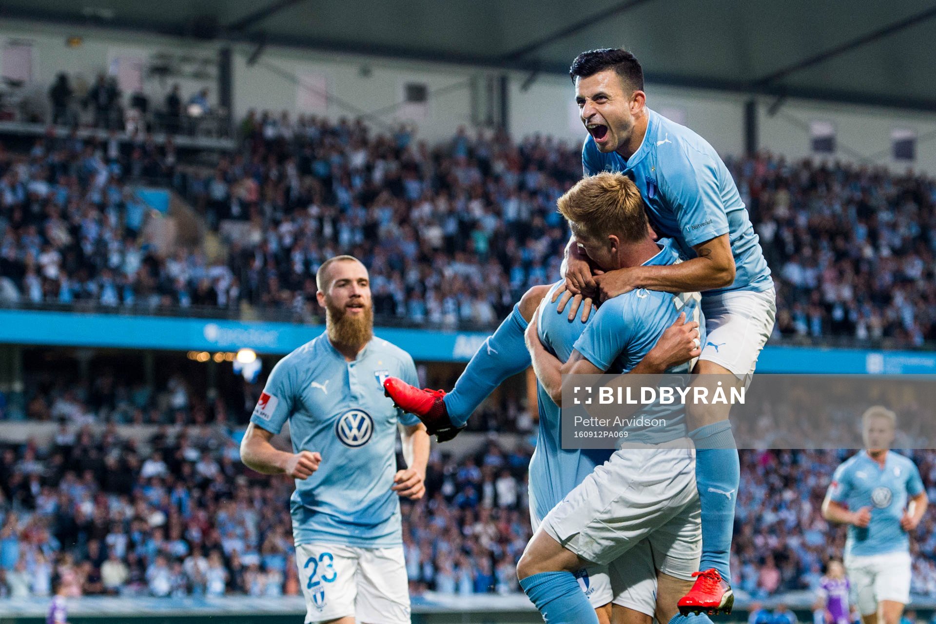 Malmö FFs Behrang Safari och Anders Christiansen jublar
