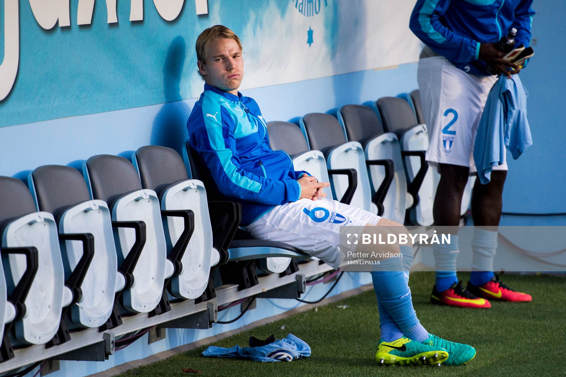 Malmö FFs Oscar Lewicki på bänken