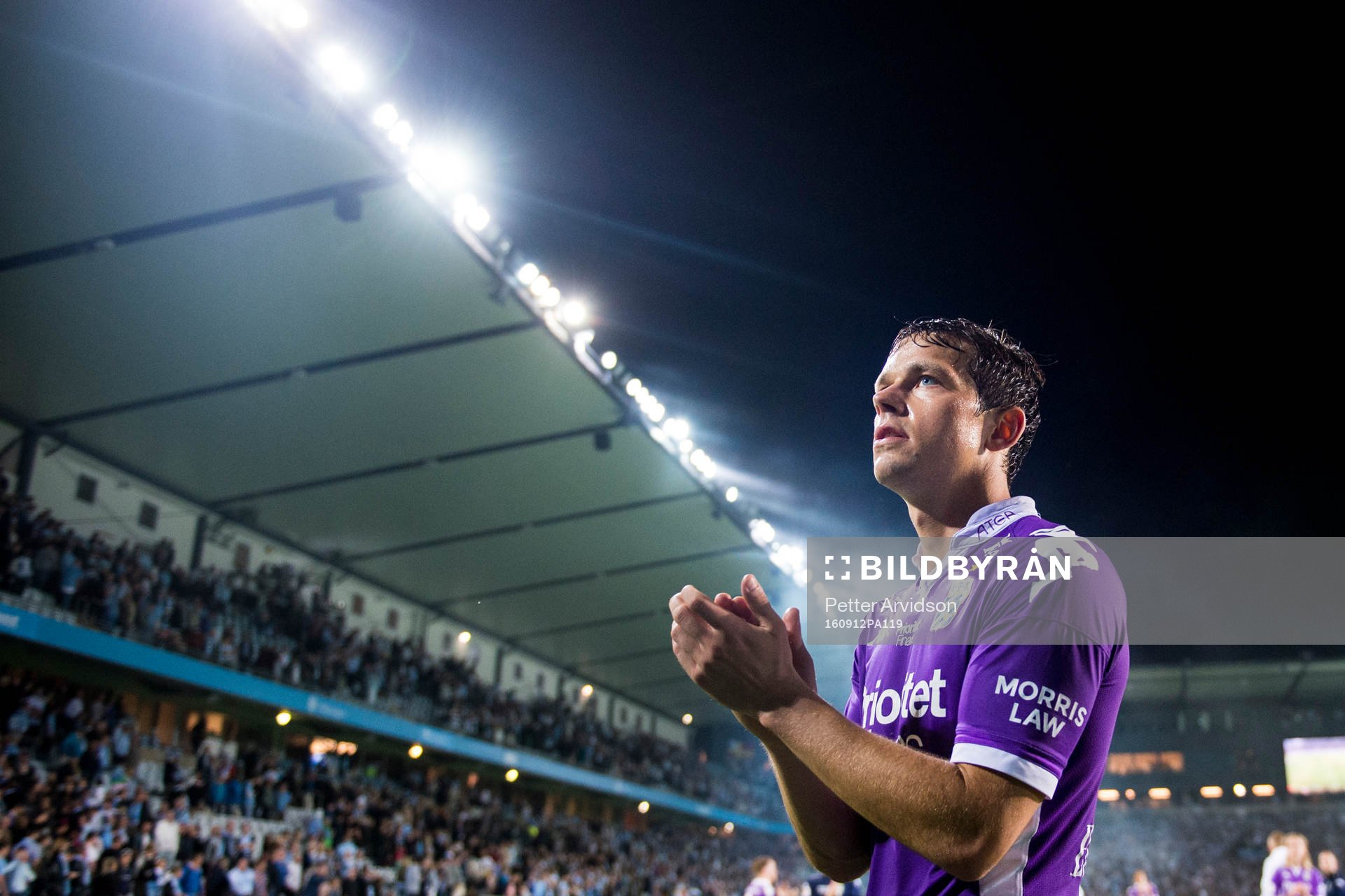 IFK Göteborgs Mads Albaek tackar publiken