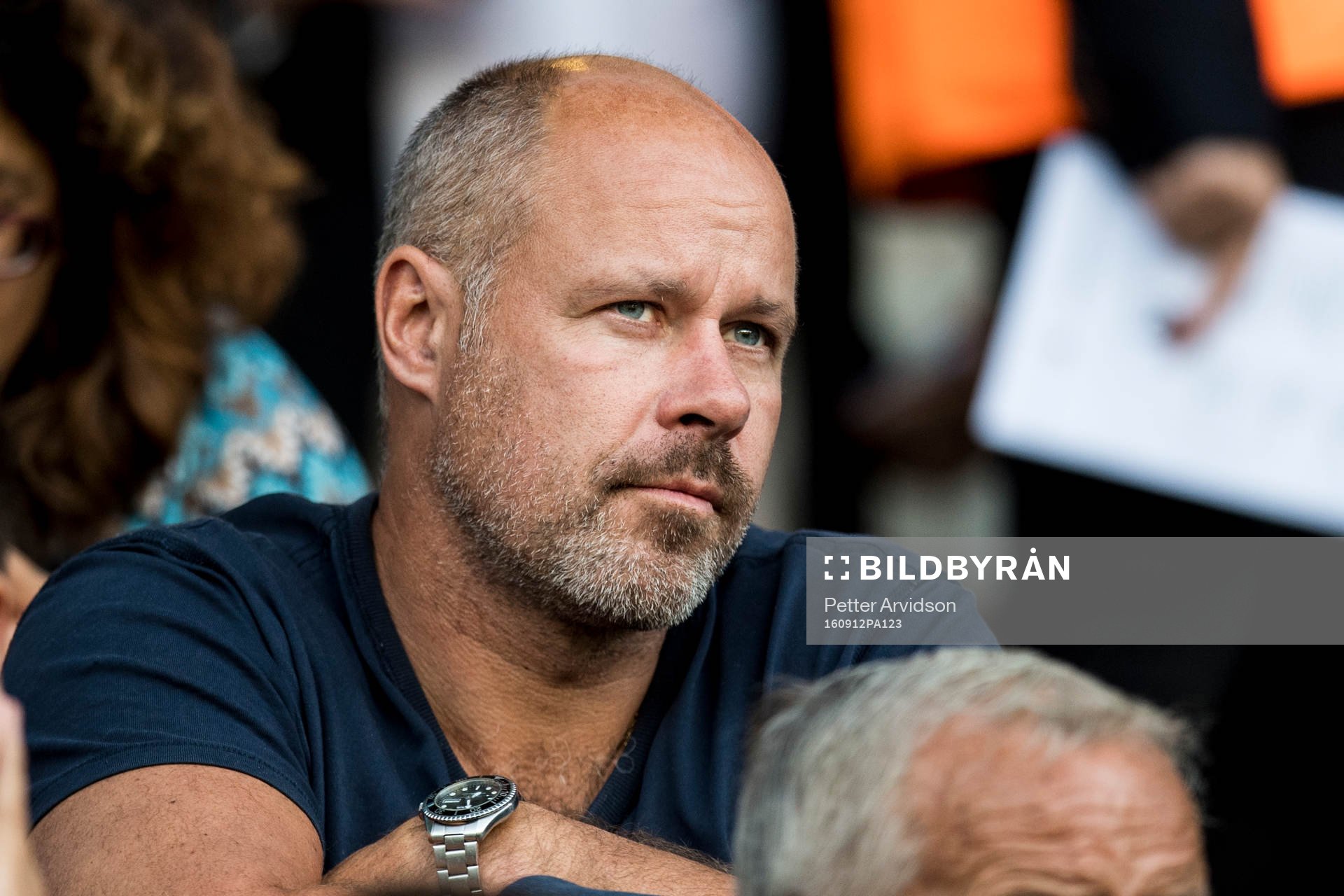 Domaren Martin Hansson på läktaren