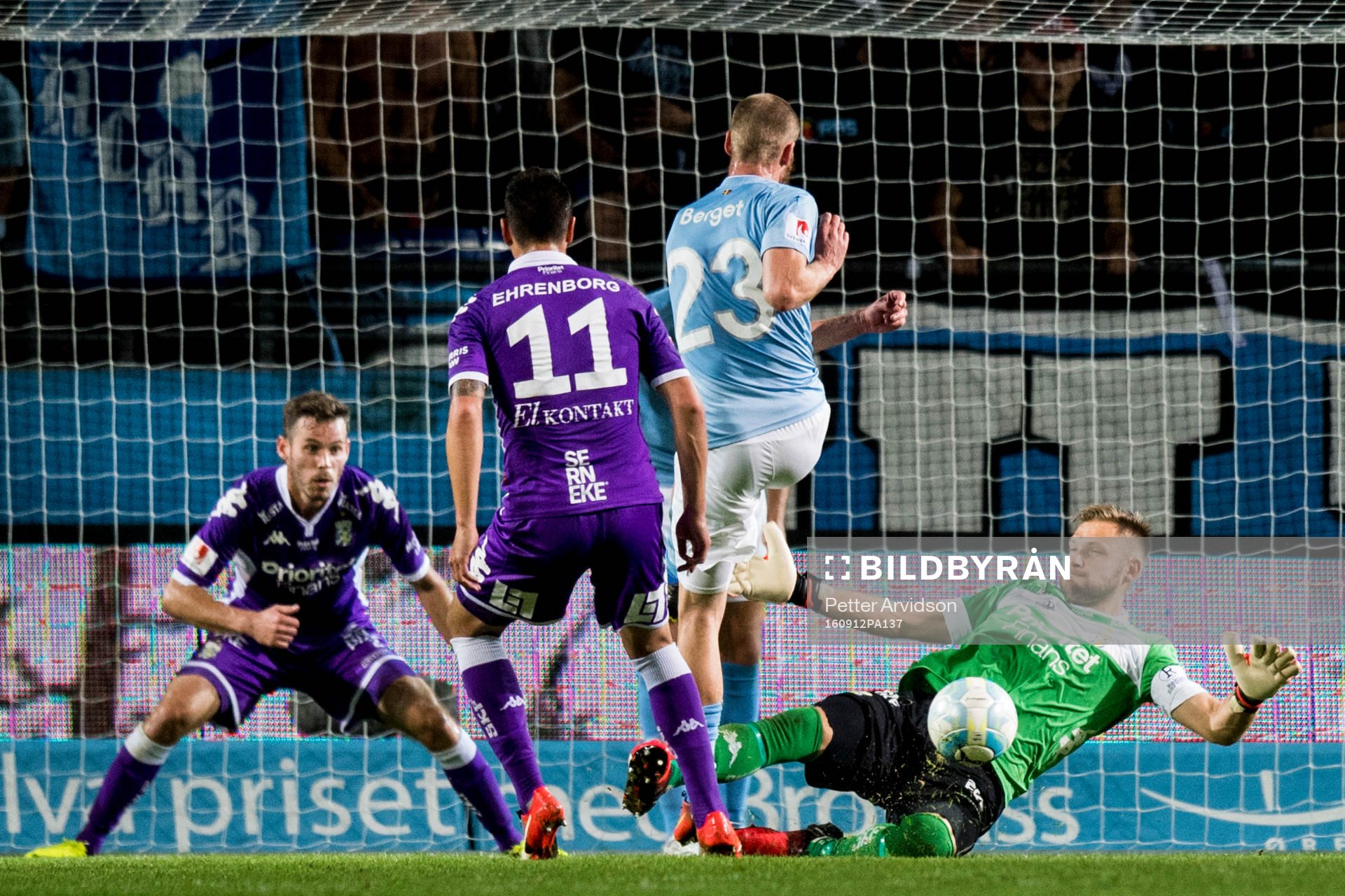 IFK Göteborgs målvakt John Alvbåge räddar skott från
