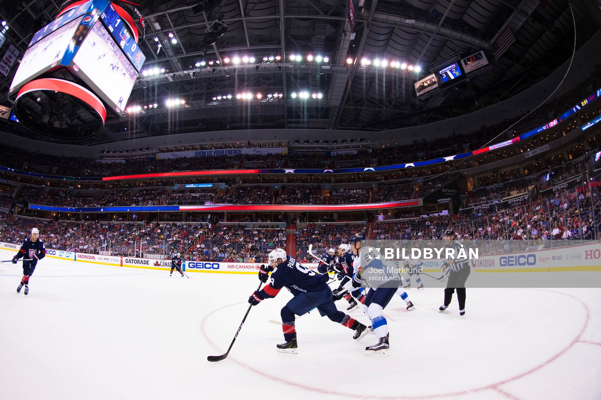 s Zach Parise utmanas av Finlands Rasmus Ristolainen