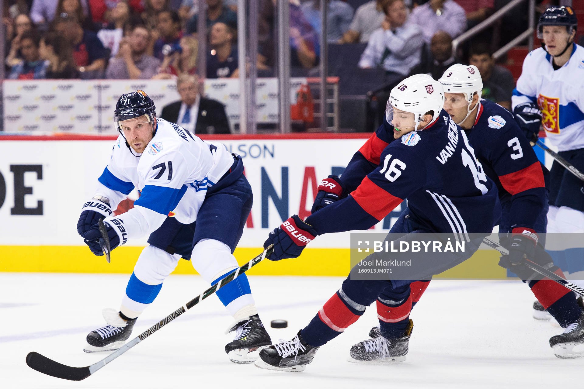 s James van Riemsdyk och Jack Johnson