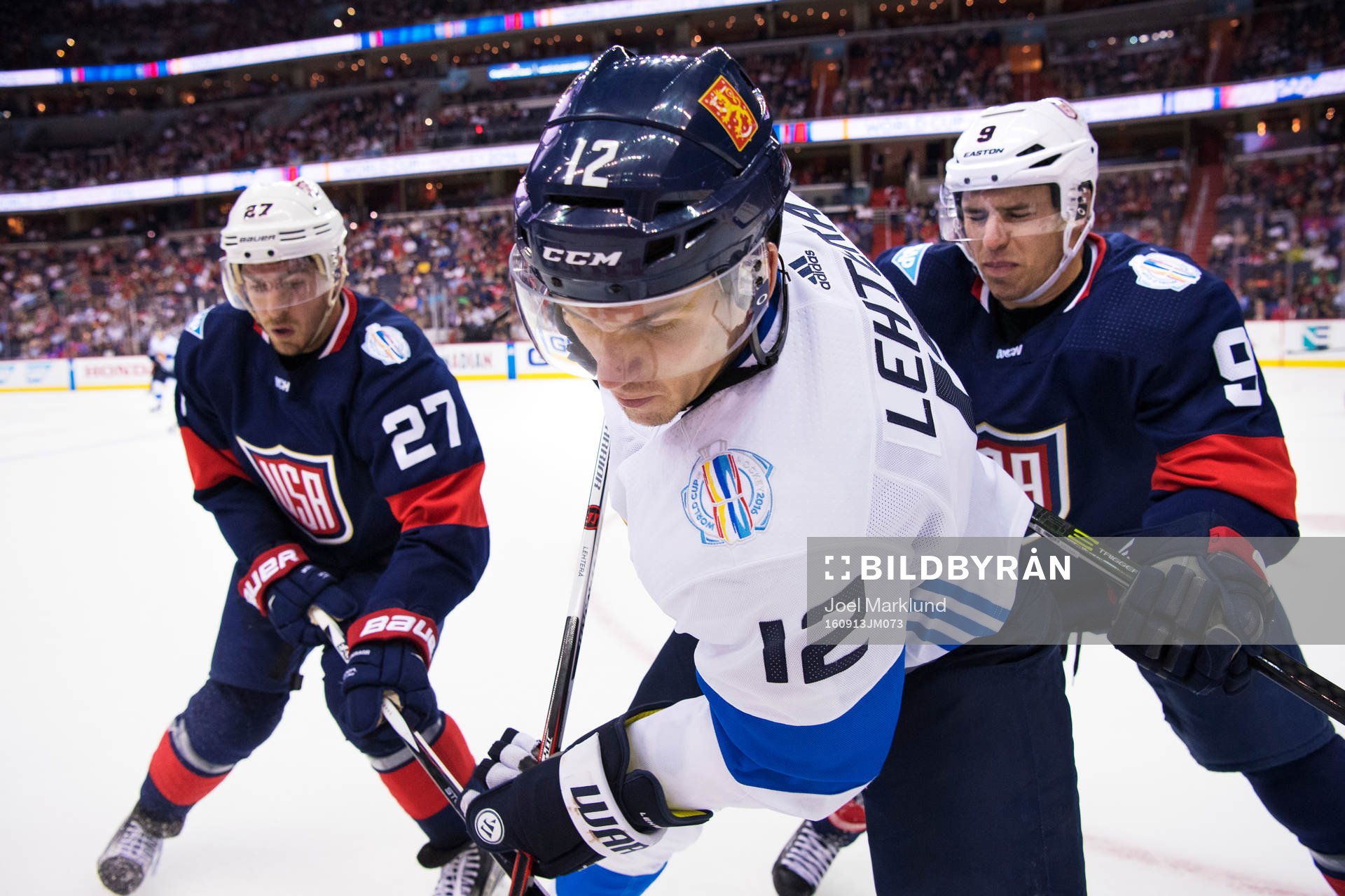 s Ryan McDonagh och Zach Parise utmanas av Finlands Jori