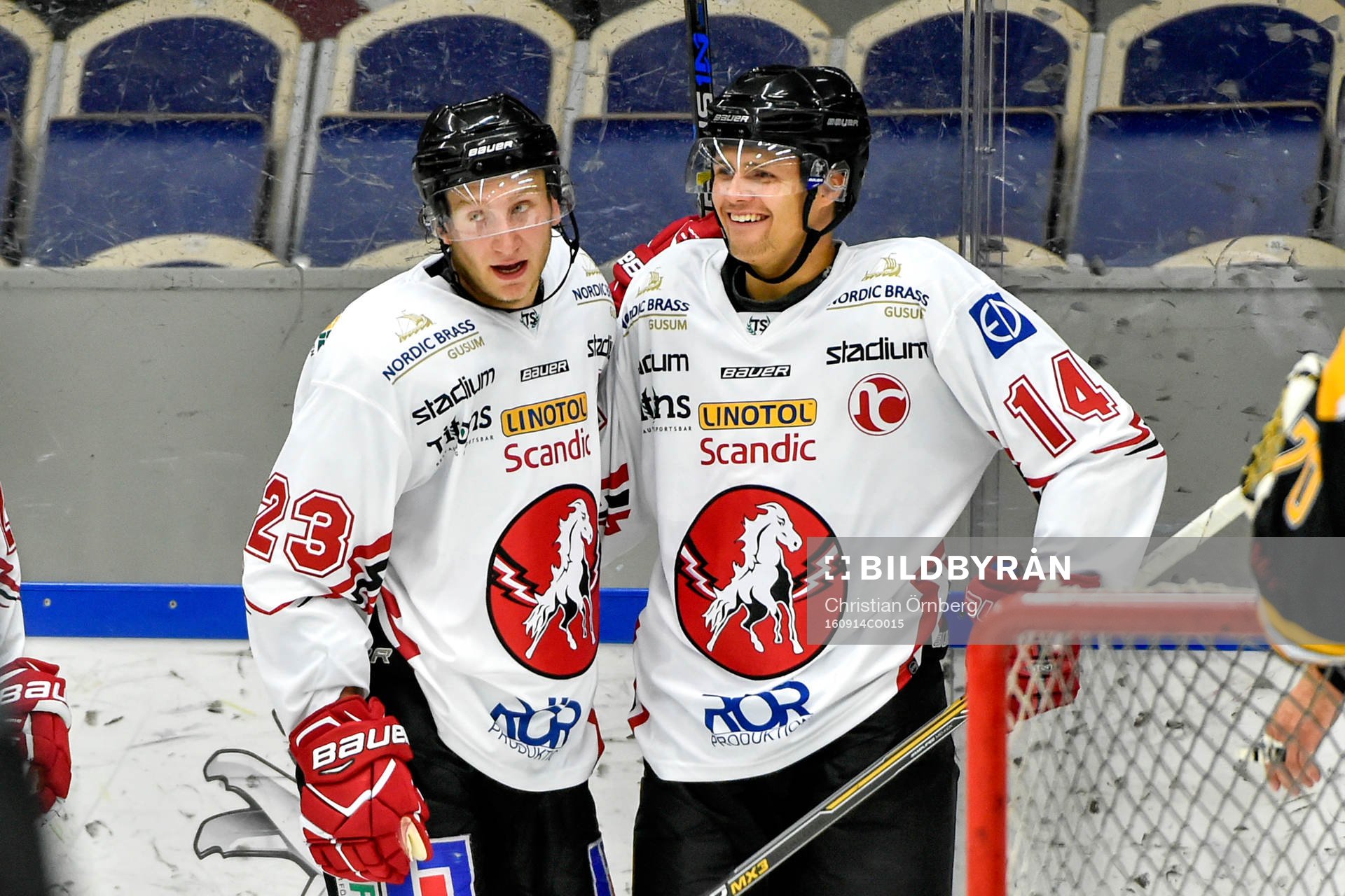 Vita Hästens Alexander Younan och August Gunnarsson jublar