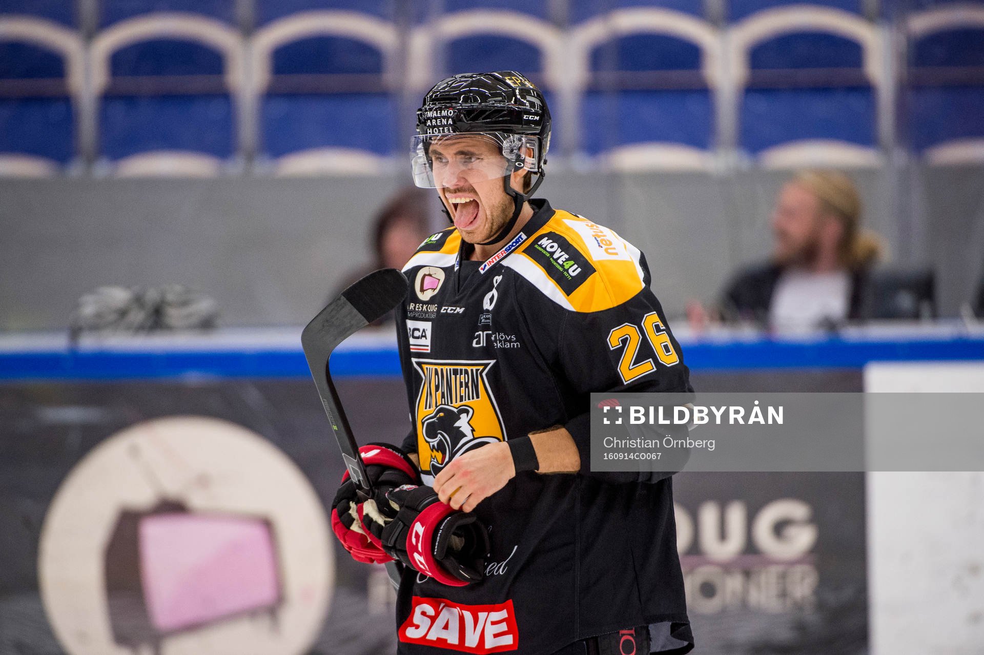 Panterns Mattias Persson sträcker ut tungan