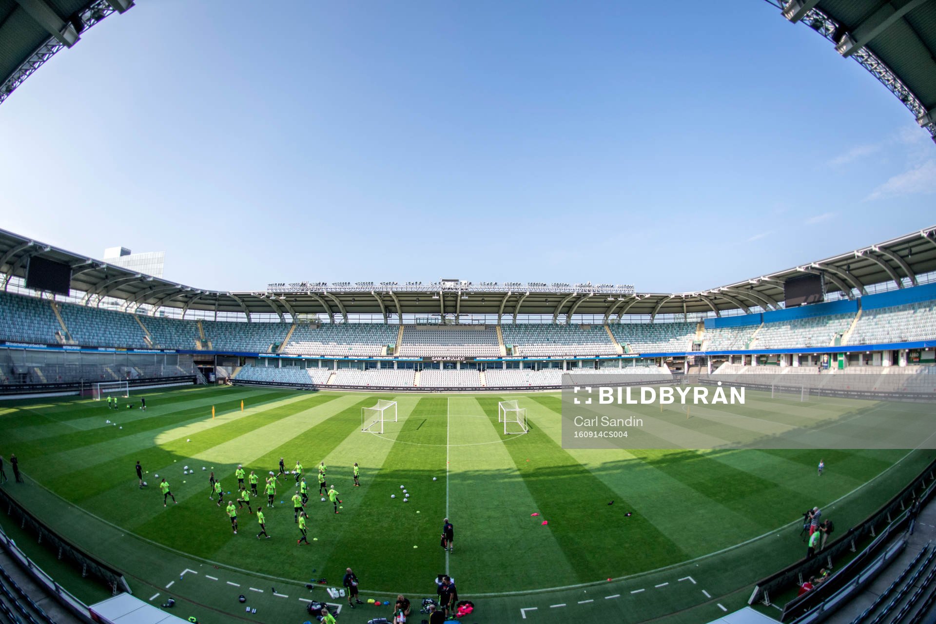 Spelarna värmer upp på Gamla Ullevi