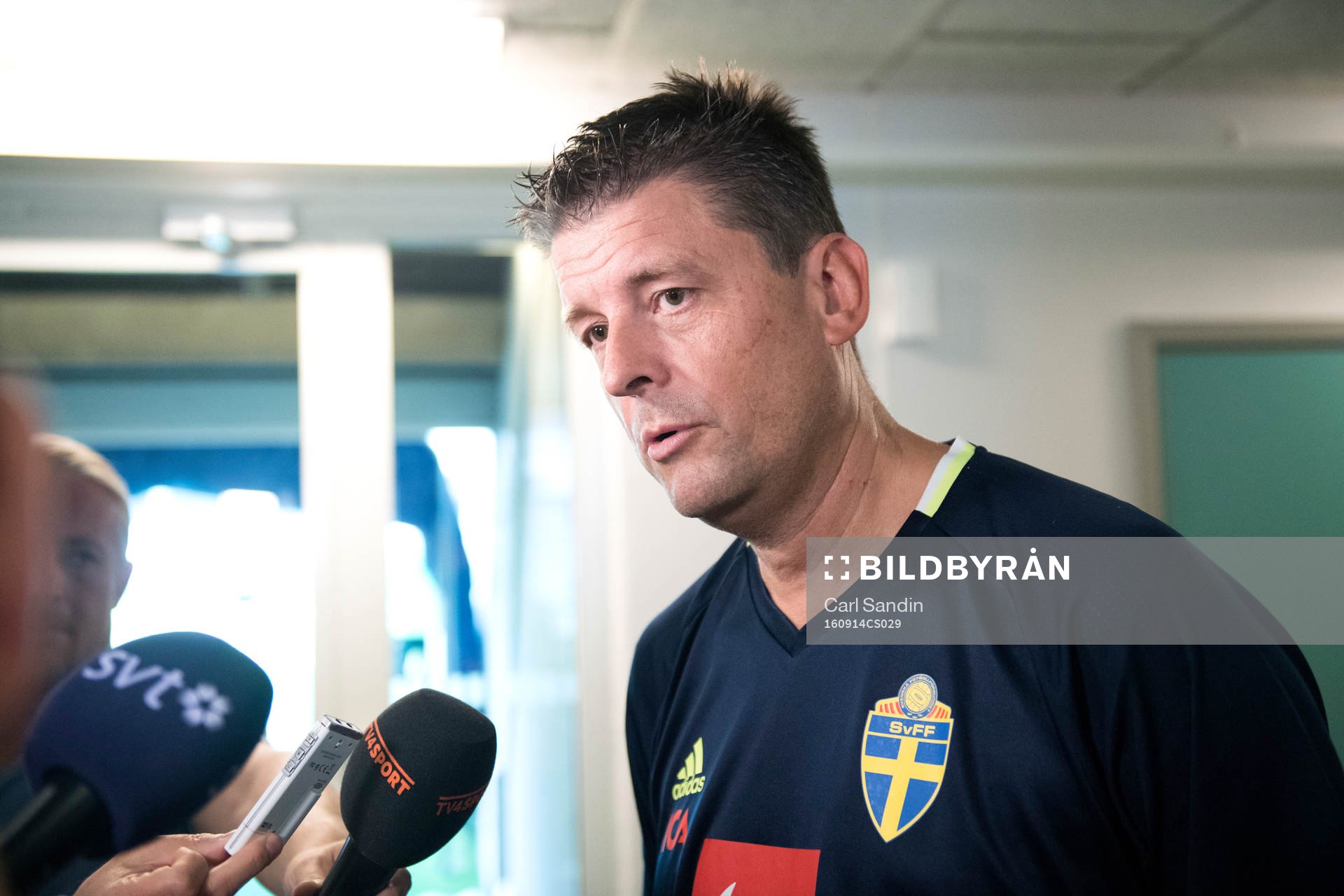 Sveriges läkare Mats Börjesson blir intervjuad efter en träning med det svenska damlandslaget i fotboll den 14 september 2016 i Göteborg.