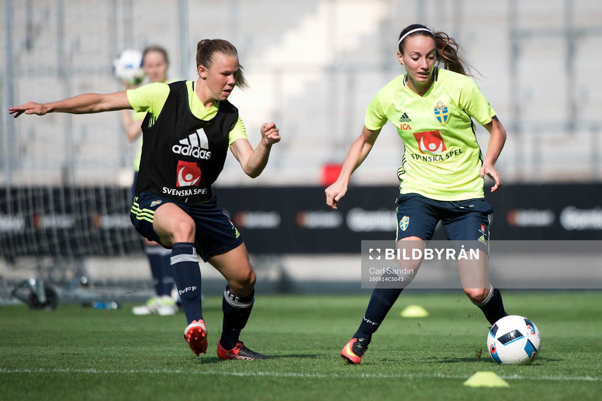 Sveriges Jessica Samuelsson och Kosovare Asllani