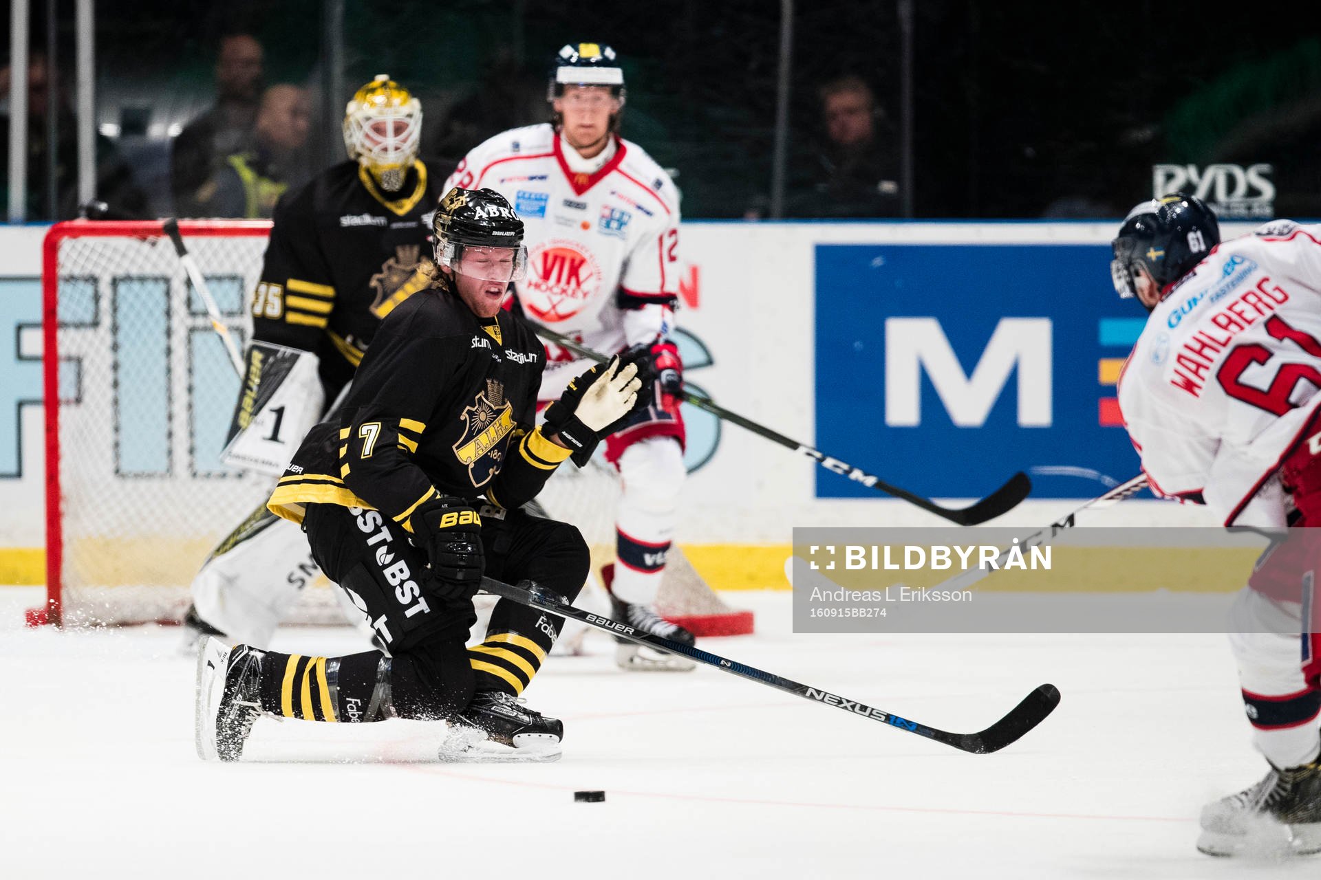 s Simon Fernholm täcker ett skott från Västerviks Emil