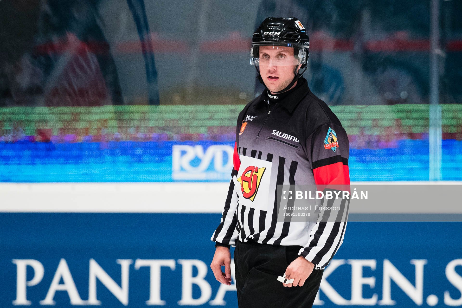 Domare Patrik Bjälkander iförd