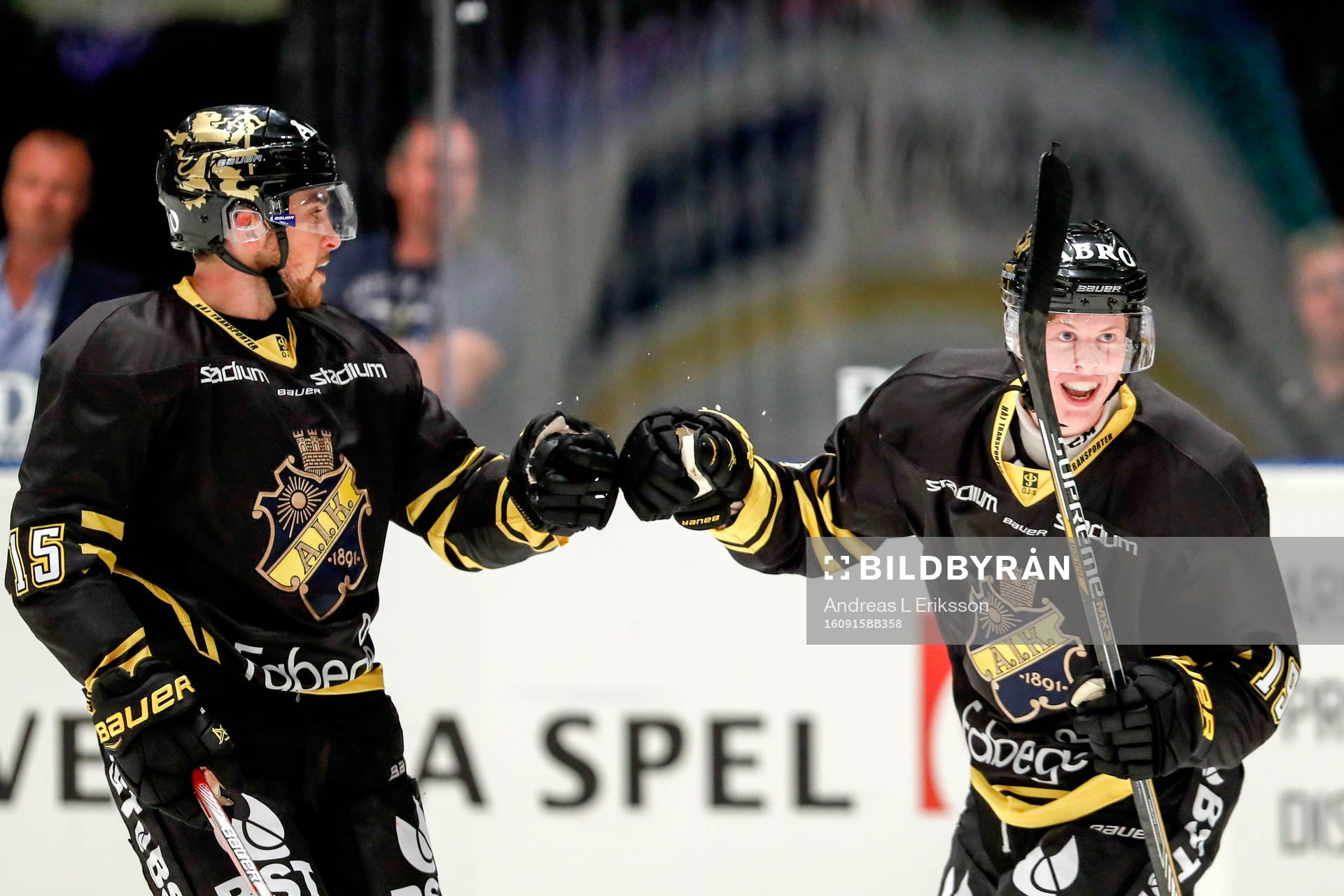 s Fredrik Karlström jublar med Jonathan Andersson