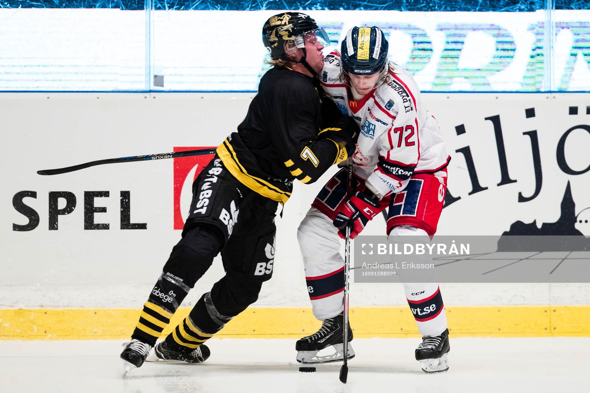 s Ludvig Claesson i kamp om pucken med Västerviks Nicolai