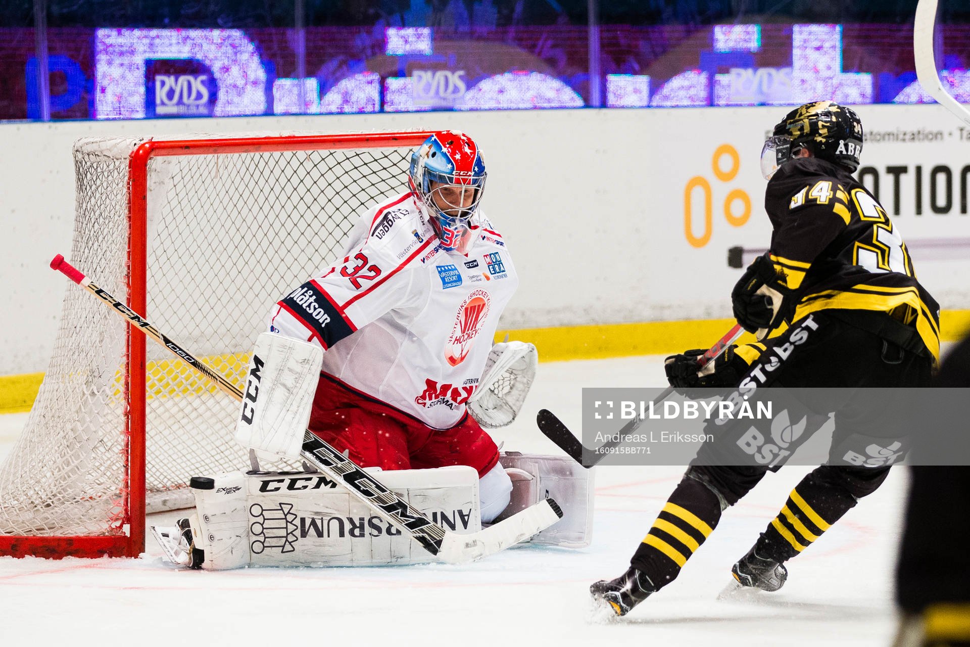 Västerviks målvakt Jonas Fransson  räddar ett skott