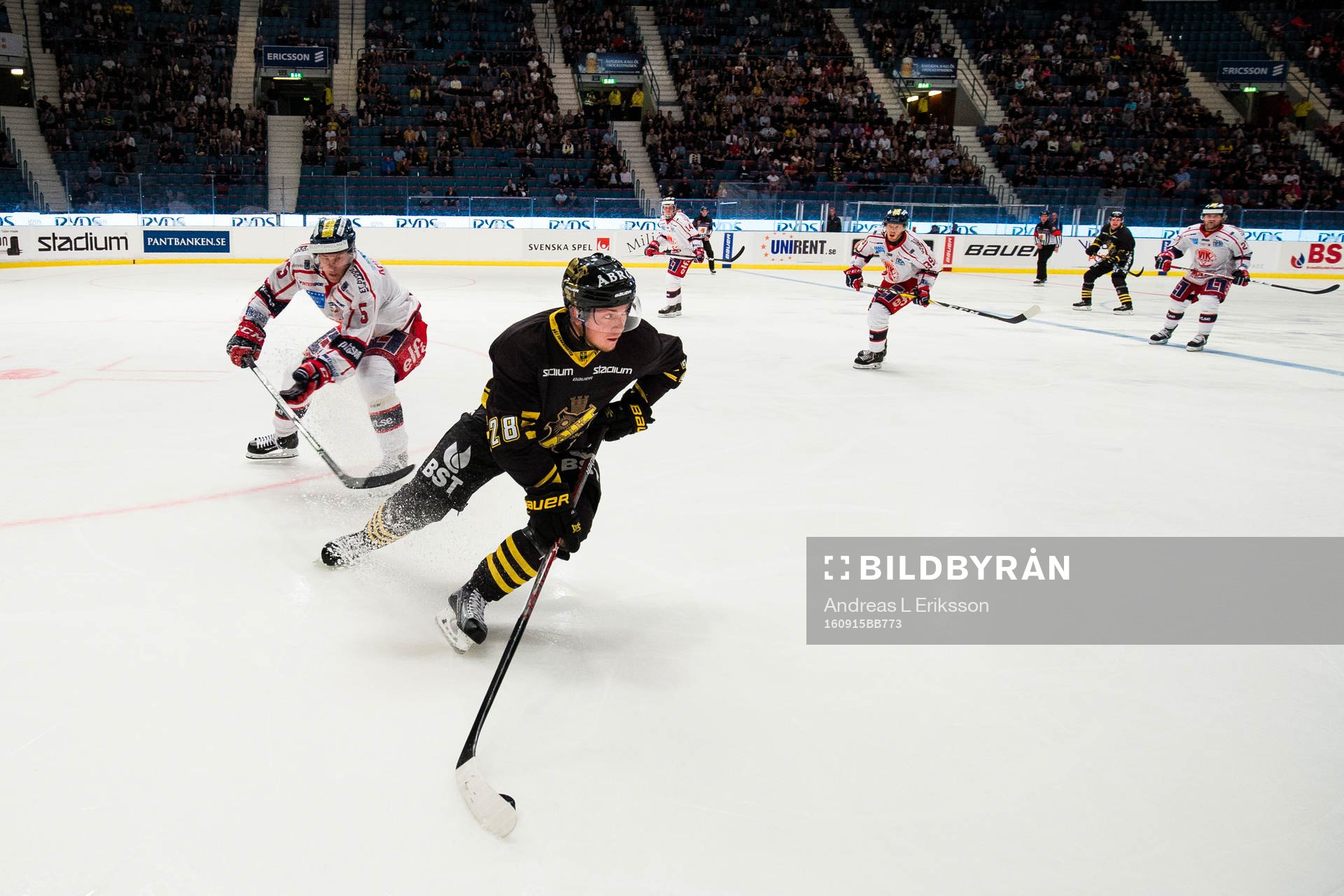 s Jesper Frödén vänder bort Västerviks Oscar Karlsson