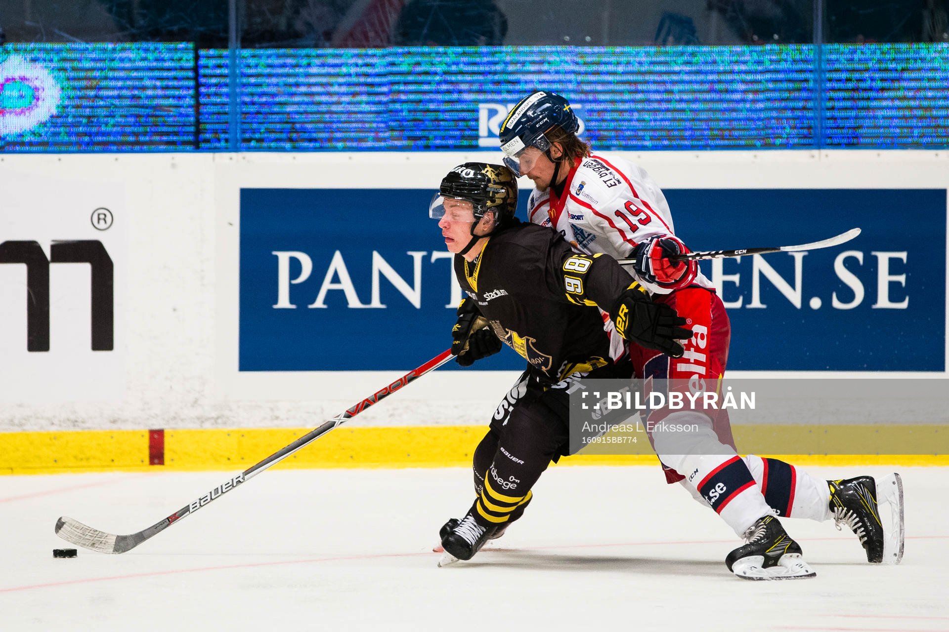 s Jesper Bratt trycks ner av Västerviks Viktor Lindell