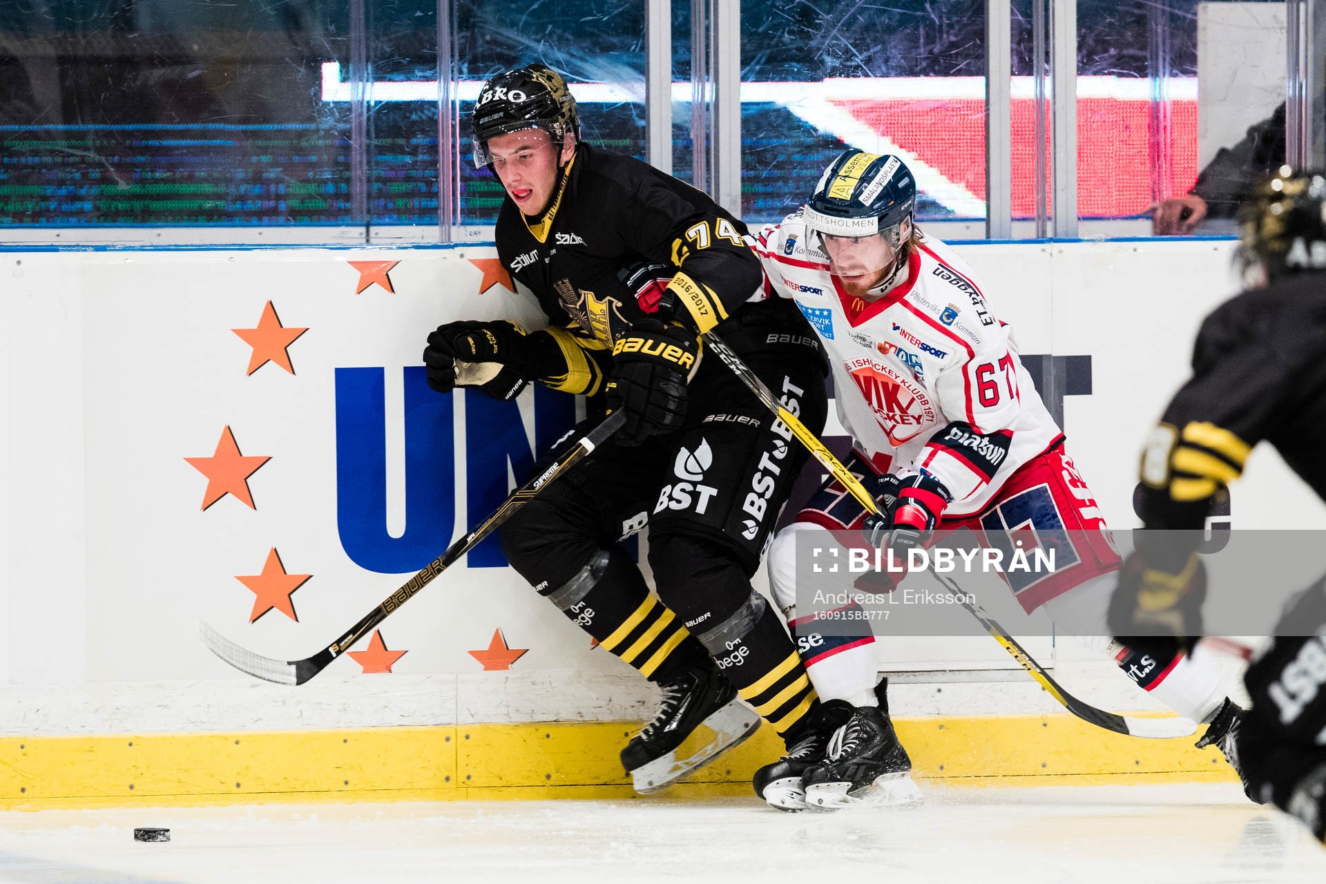 s Joakim Thelin i kamp om pucken med Västerviks Emil