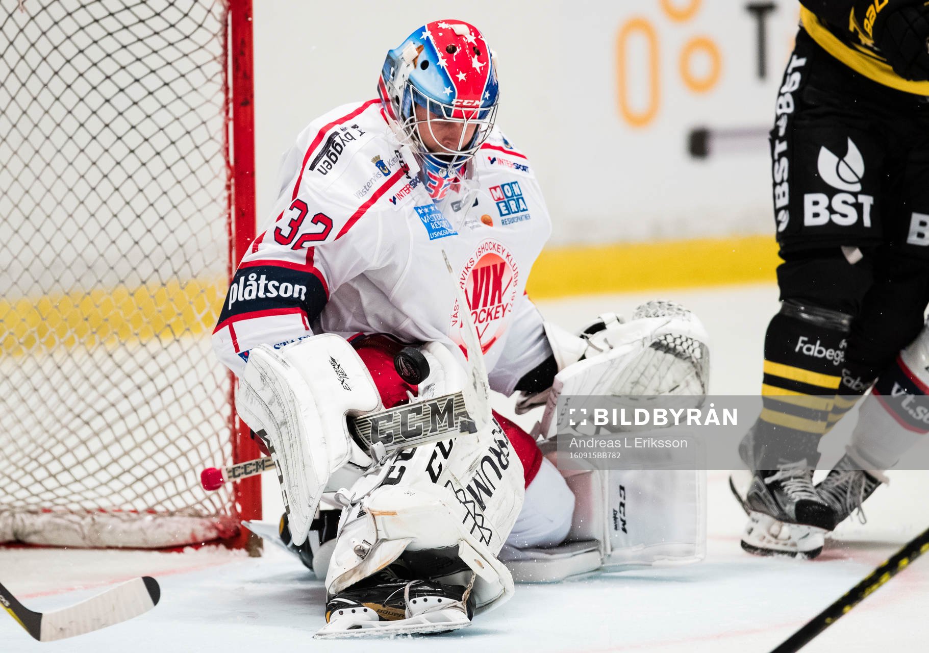 Västerviks målvakt Jonas Fransson med en räddning