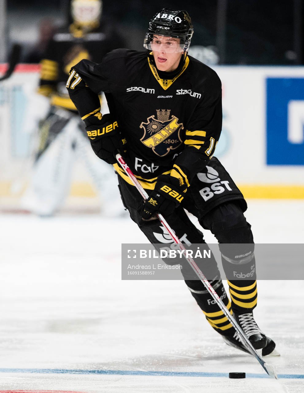 s Simon Fernholm med pucken