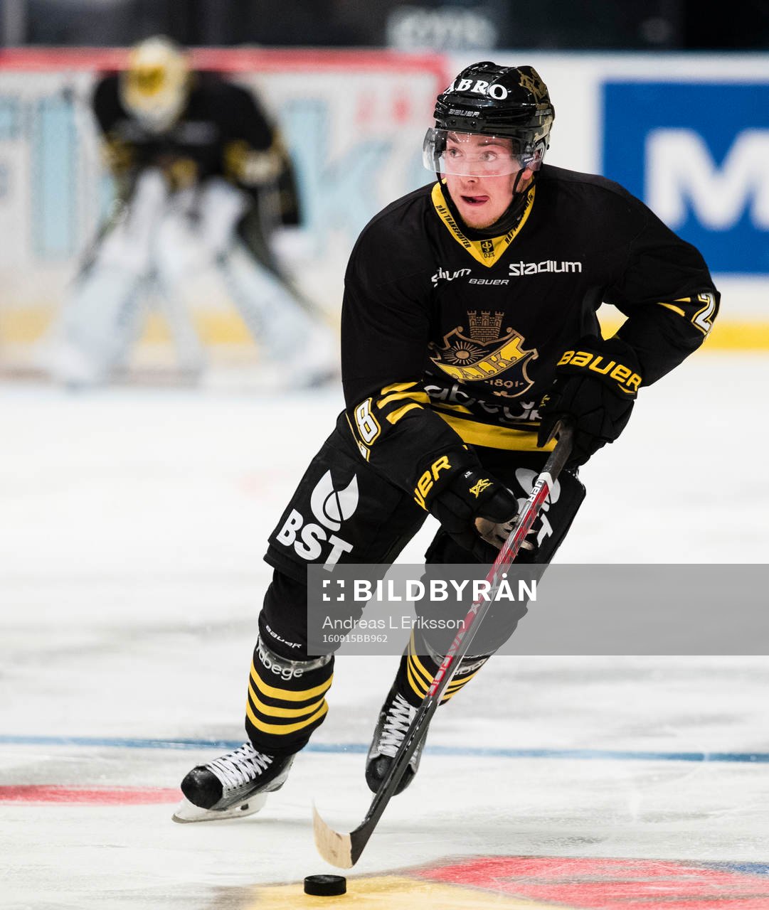 s Jesper Frödén med pucken