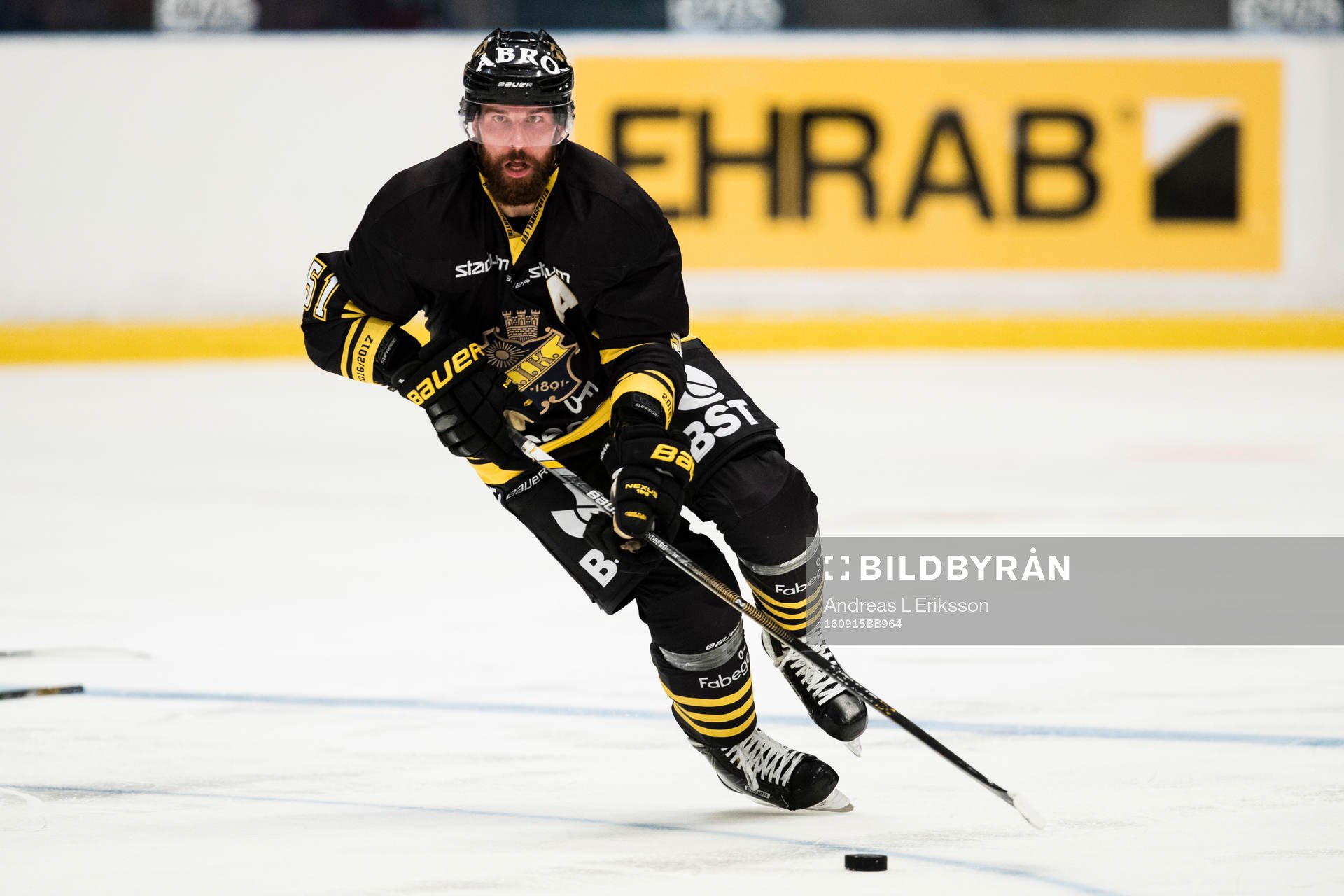 s Emil Lundberg med pucken