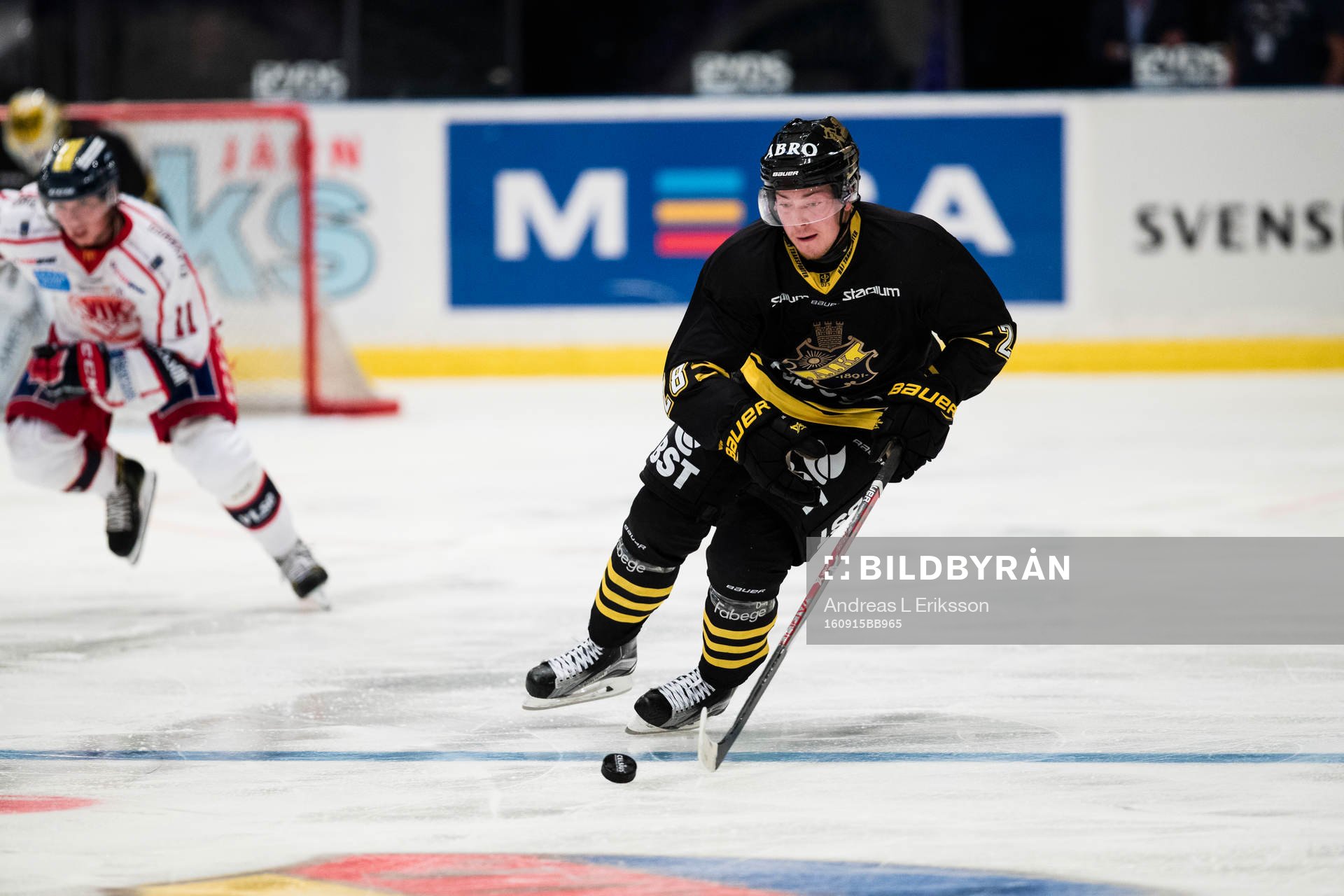 s Jesper Frödén med pucken